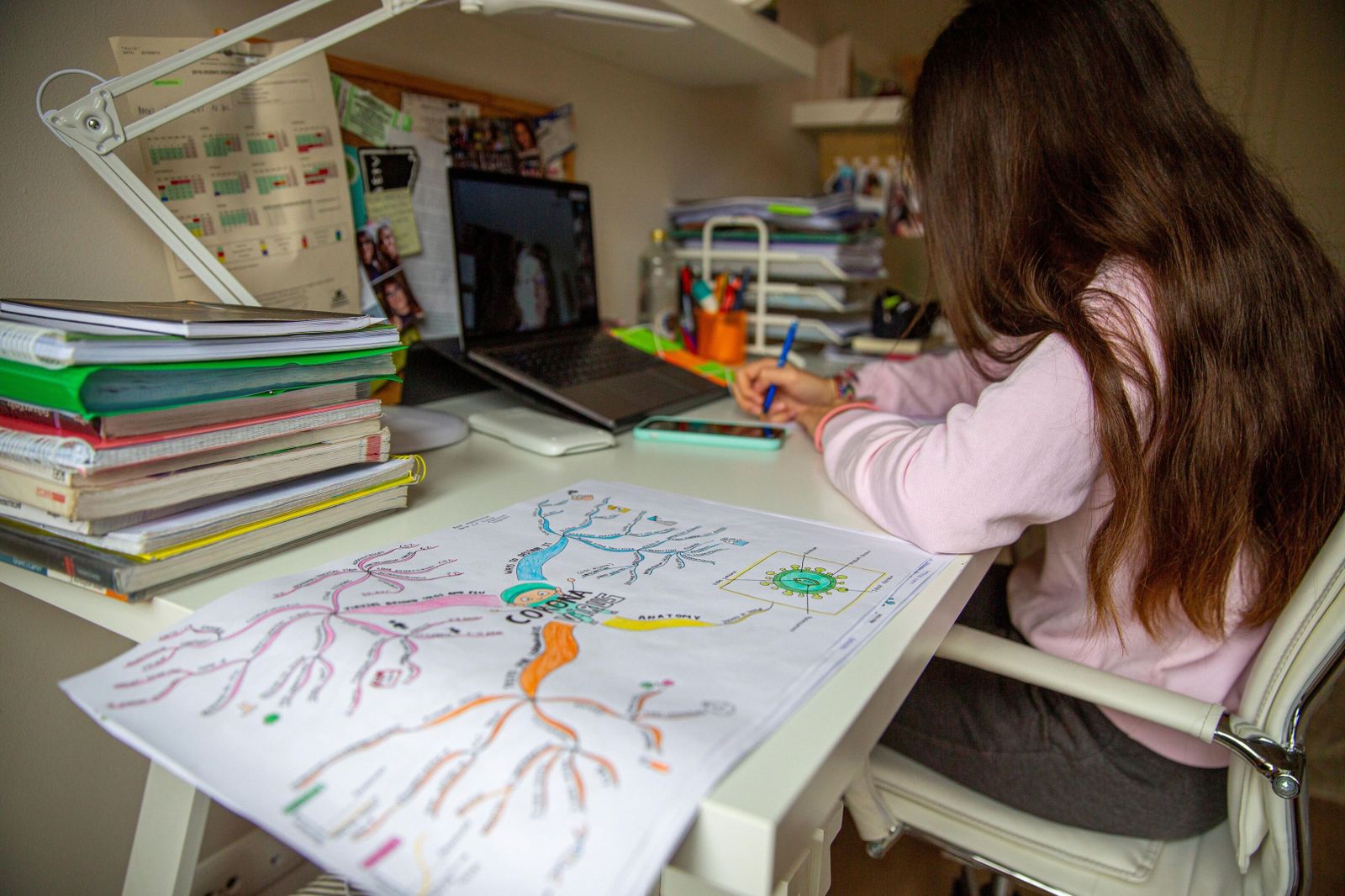 Una niña sigue una clase en su portátil, en una imagen de archivo.