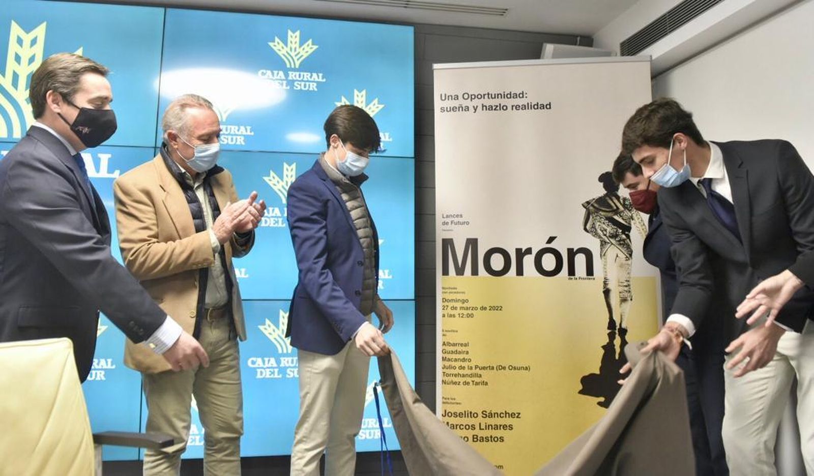 Descubrimiento del cartel de la novillada en Morón de la Frontera.