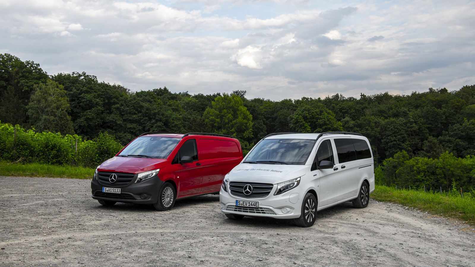 En la eVito Tourer, la versión eléctrica de pasajeros, a la oferta con la batería de 90 kWh se suma ahora la de 60 kWh. En el eVito furgón se mantienen las de 35 y, en una corta serie, la de 90 kWh.