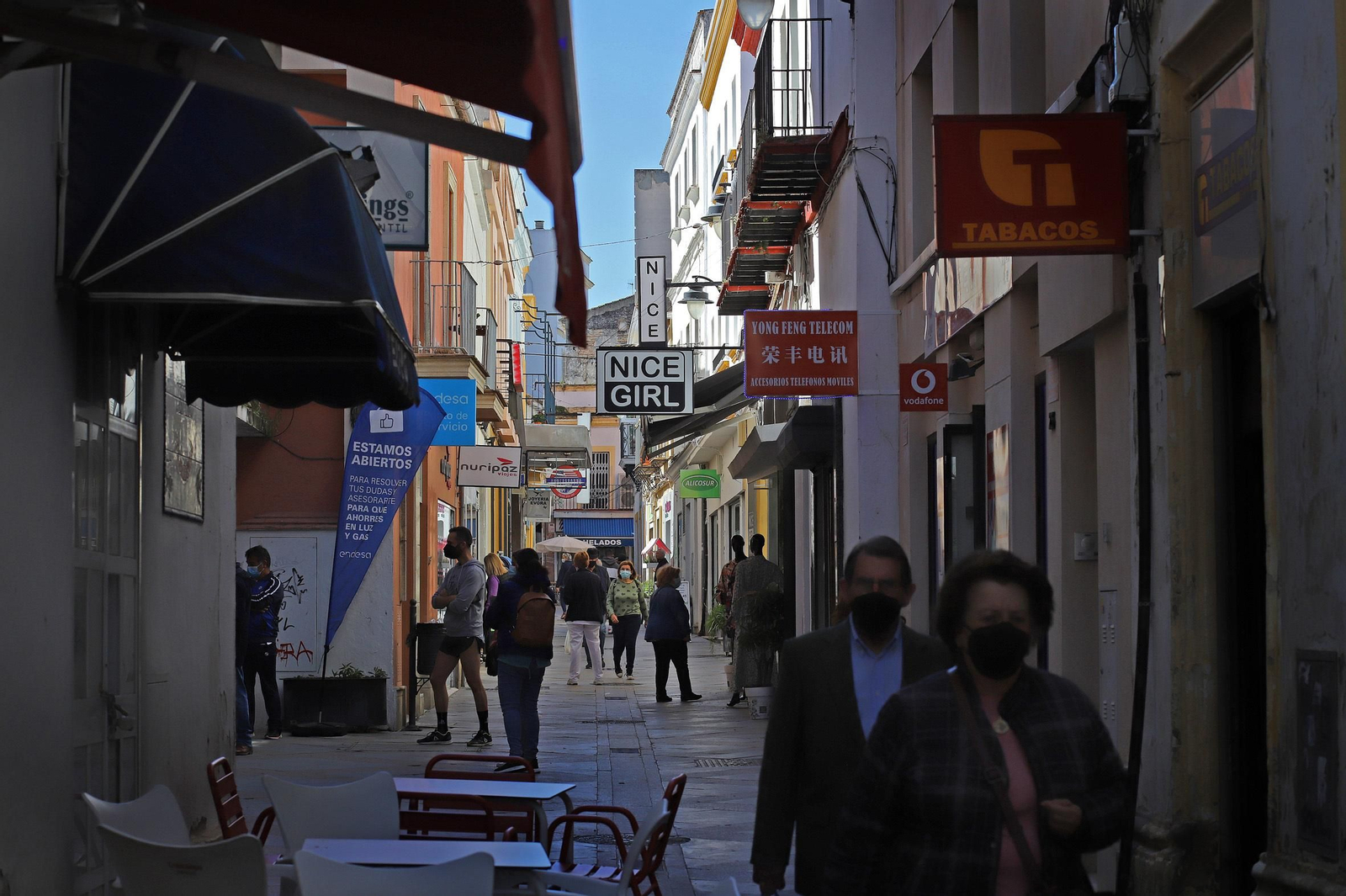 Distintos comercios de la calle Évora.