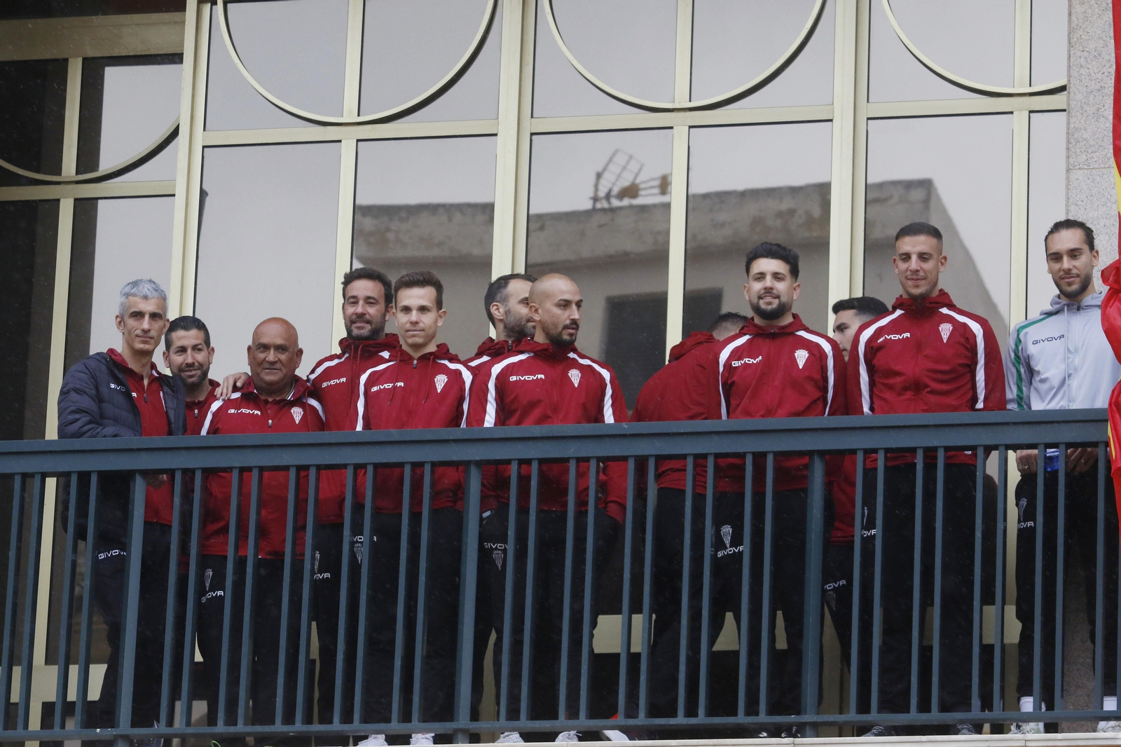 La recepción del Ayuntamiento al Córdoba CF por su ascenso a Primera RFEF, en imágenes