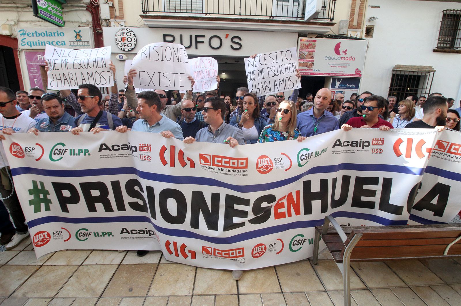 Imágenes de la concentración de funcionarios de prisión ante la subdelegación del Gobierno