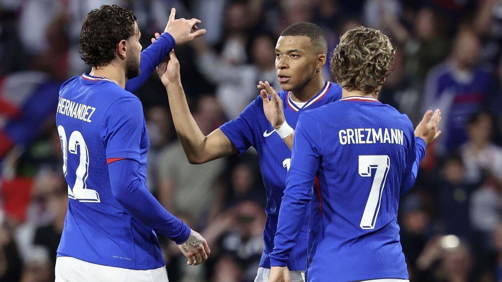Kylian Mbappe , Antoine Griezmann  y Lucas Hernández  de Francia celebran un gol durante el partido internacional de fútbol amistoso entre Francia y Luxemburgo