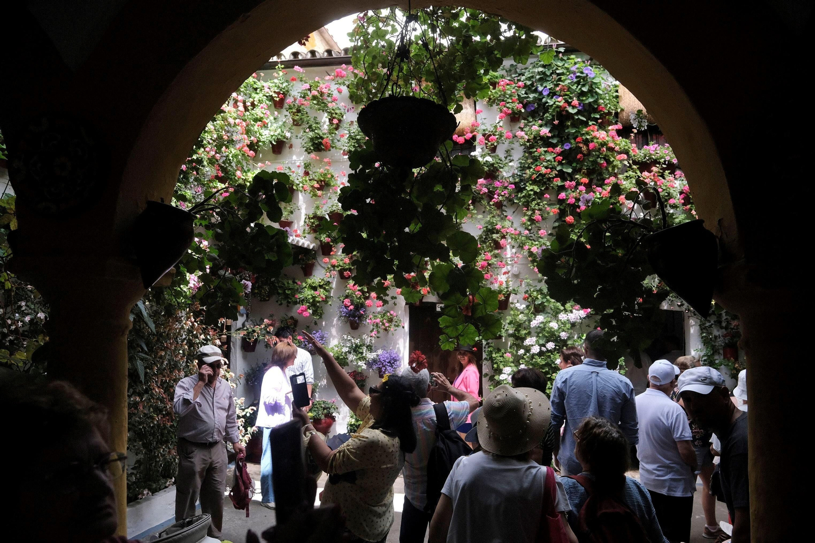 Los Patios de Córdoba se llenan de turistas en su primer fin de semana, en imágenes