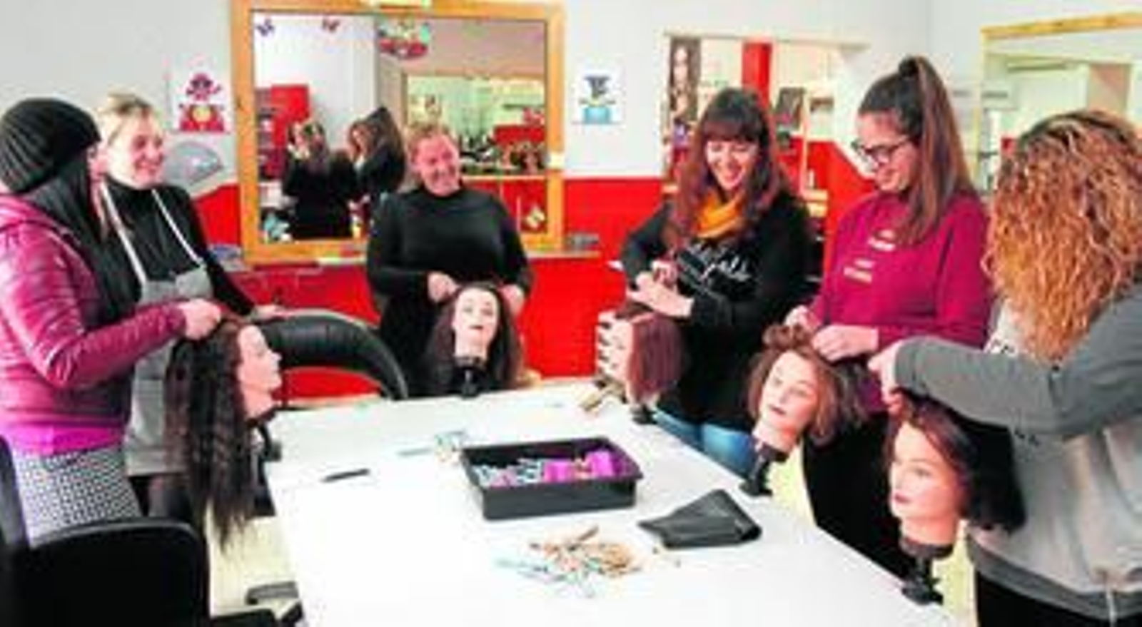 Alumnas, profesoras y clientes, durante una jornada en el centro de imagen.