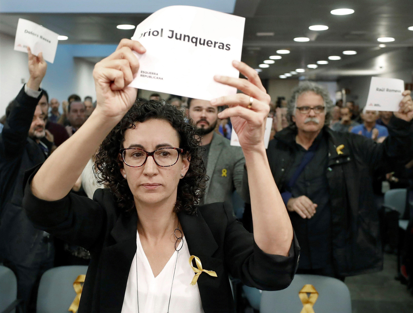 Marta Rovira (ERC) muestra un cartel con el nombre de Oriol Junqueras.