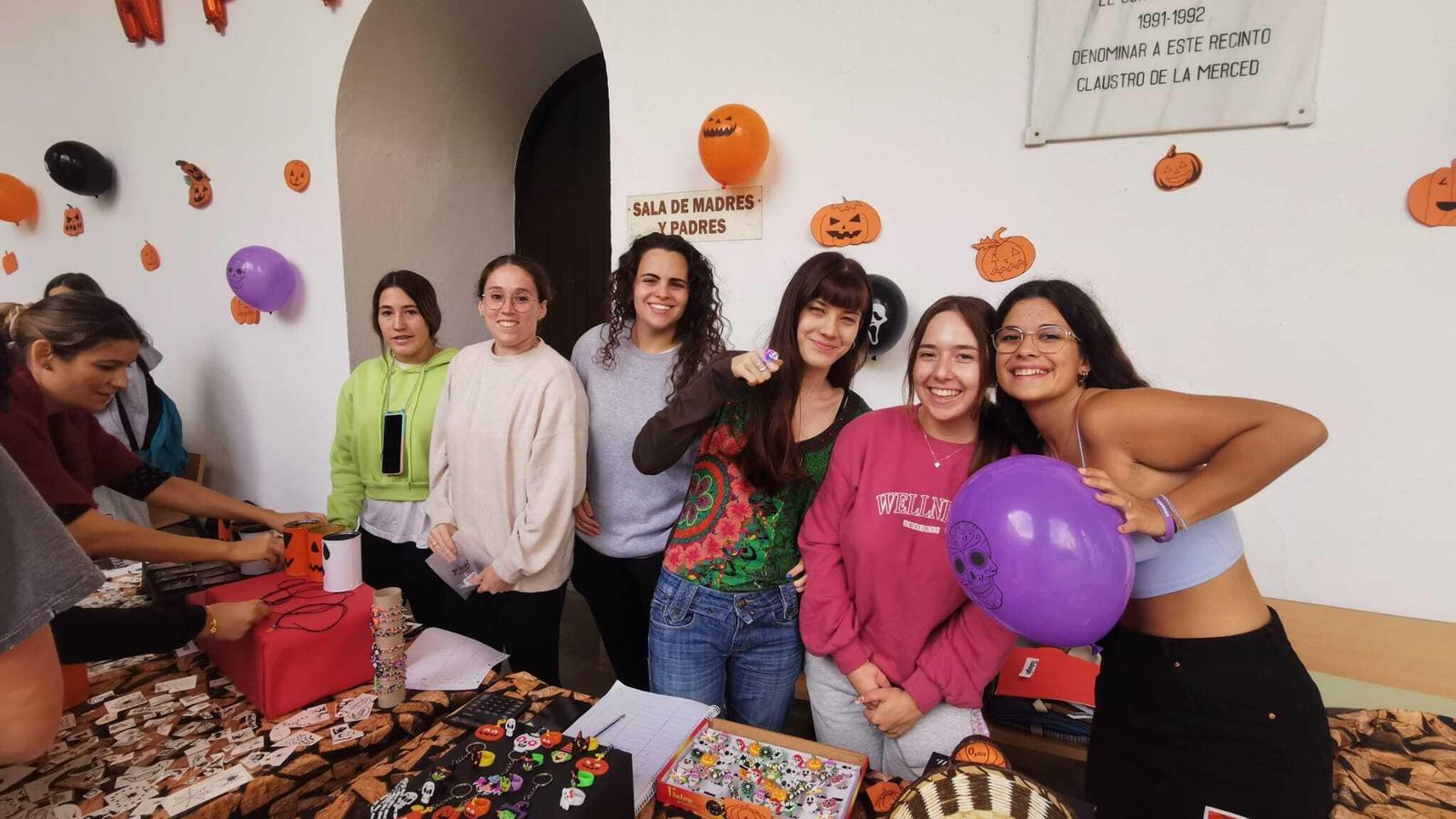 Mercadillo a beneficio de Ainhoa colocado en el IES Santa Isabel de Hungría.