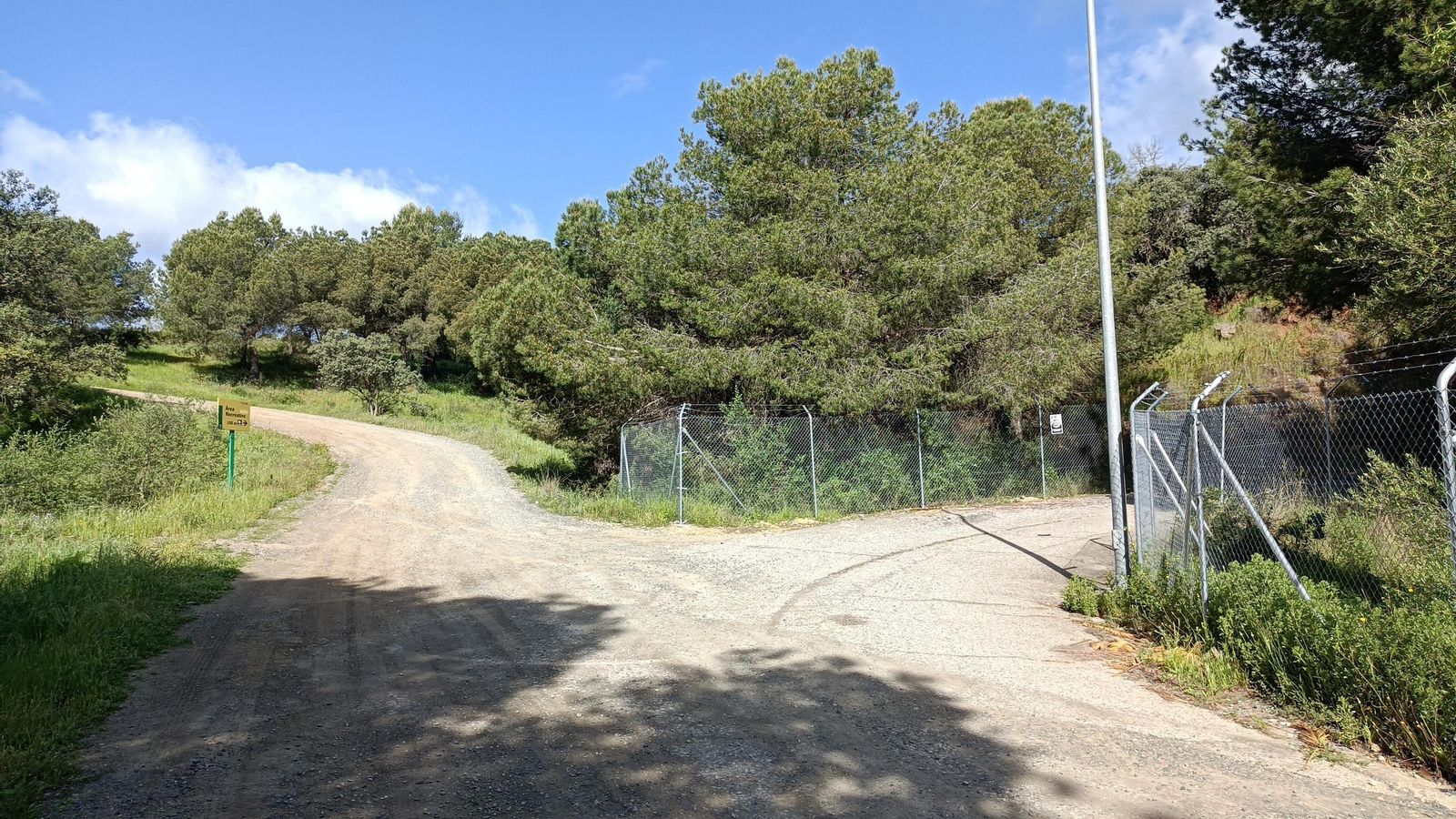 La bifucación a la derecha lleva a una cancela cerrada.