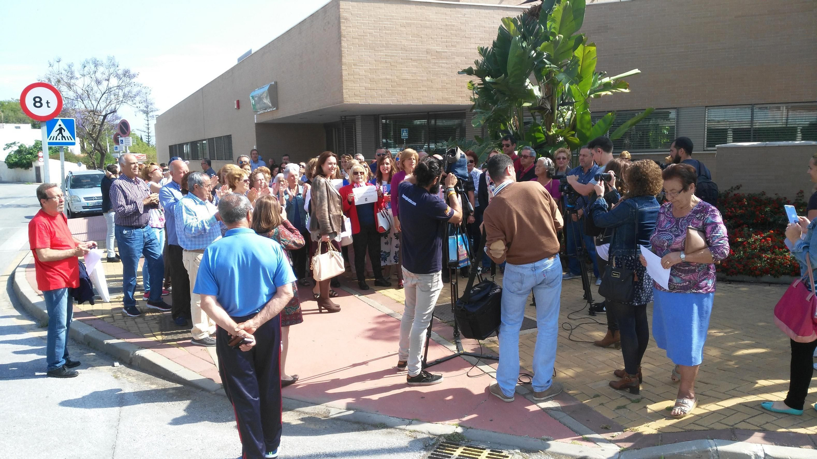 Vecinos de Churriana, ayer, durante la protesta.
