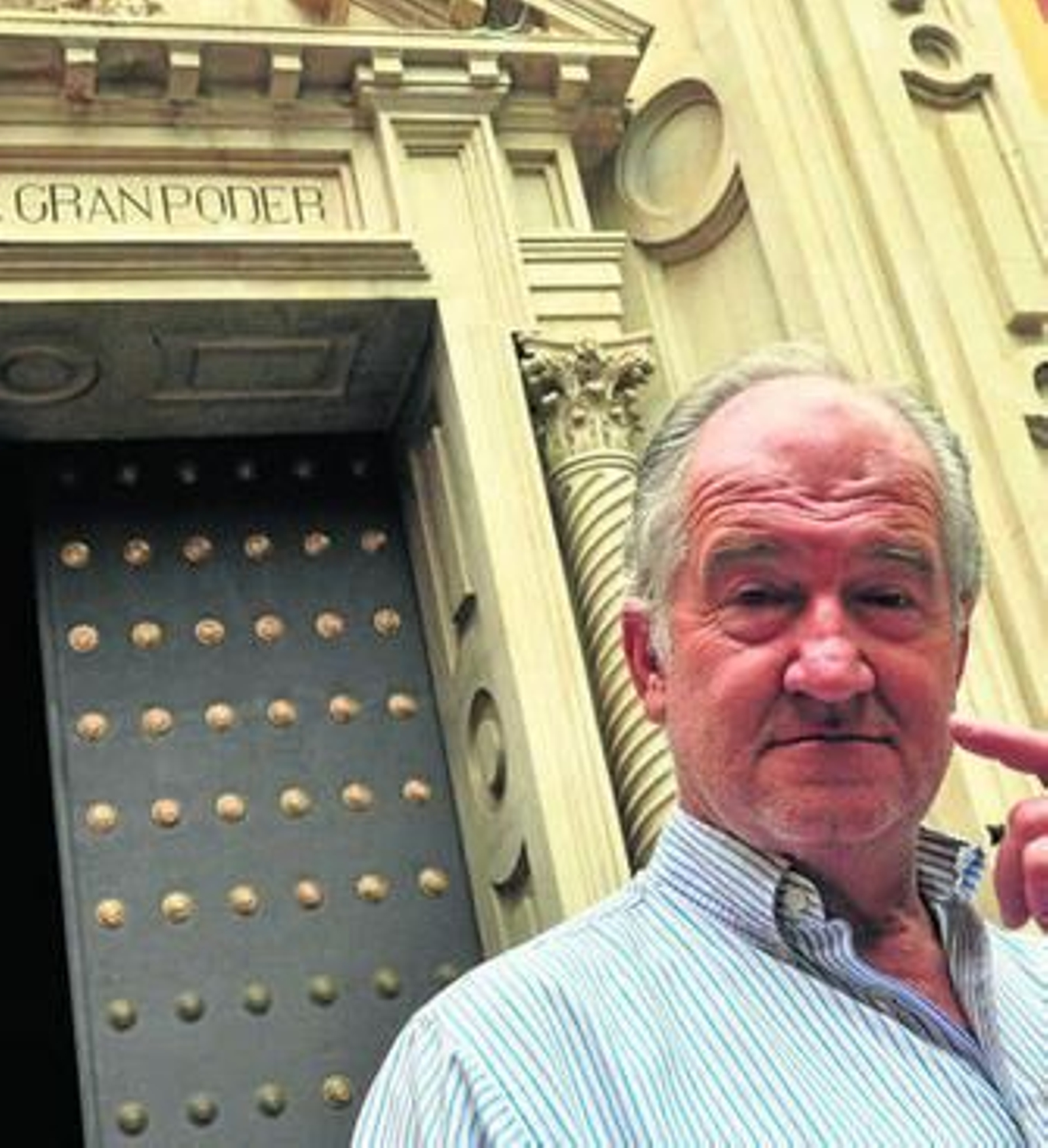 El restaurador Luis Álvarez Duarte a las puertas de la basílica.