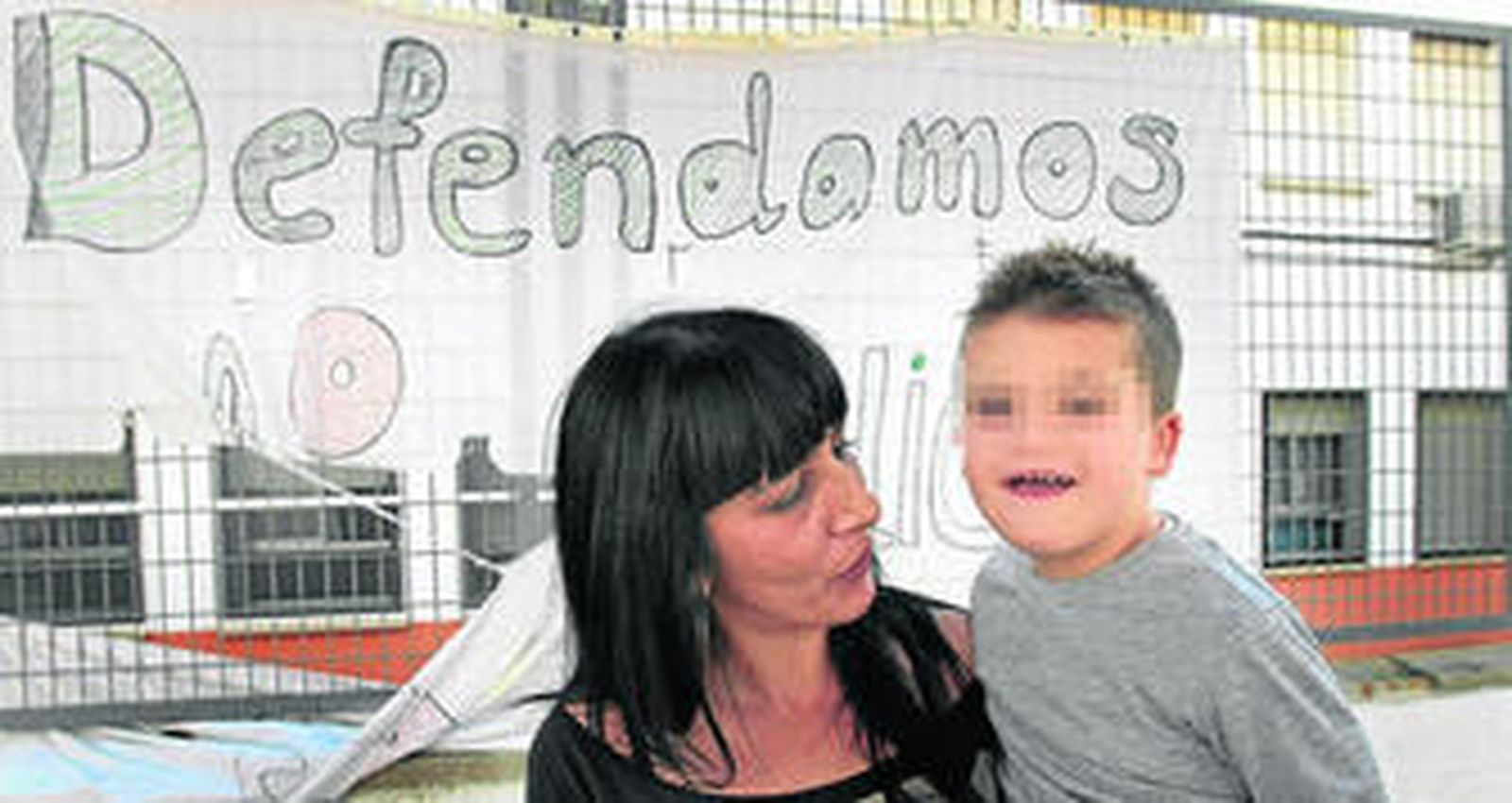 El niño, que tiene cuatro años, con su madre ayer a la salida del colegio donde está escolarizado, el centro público Maestro Eduardo Lobillo de Rota.