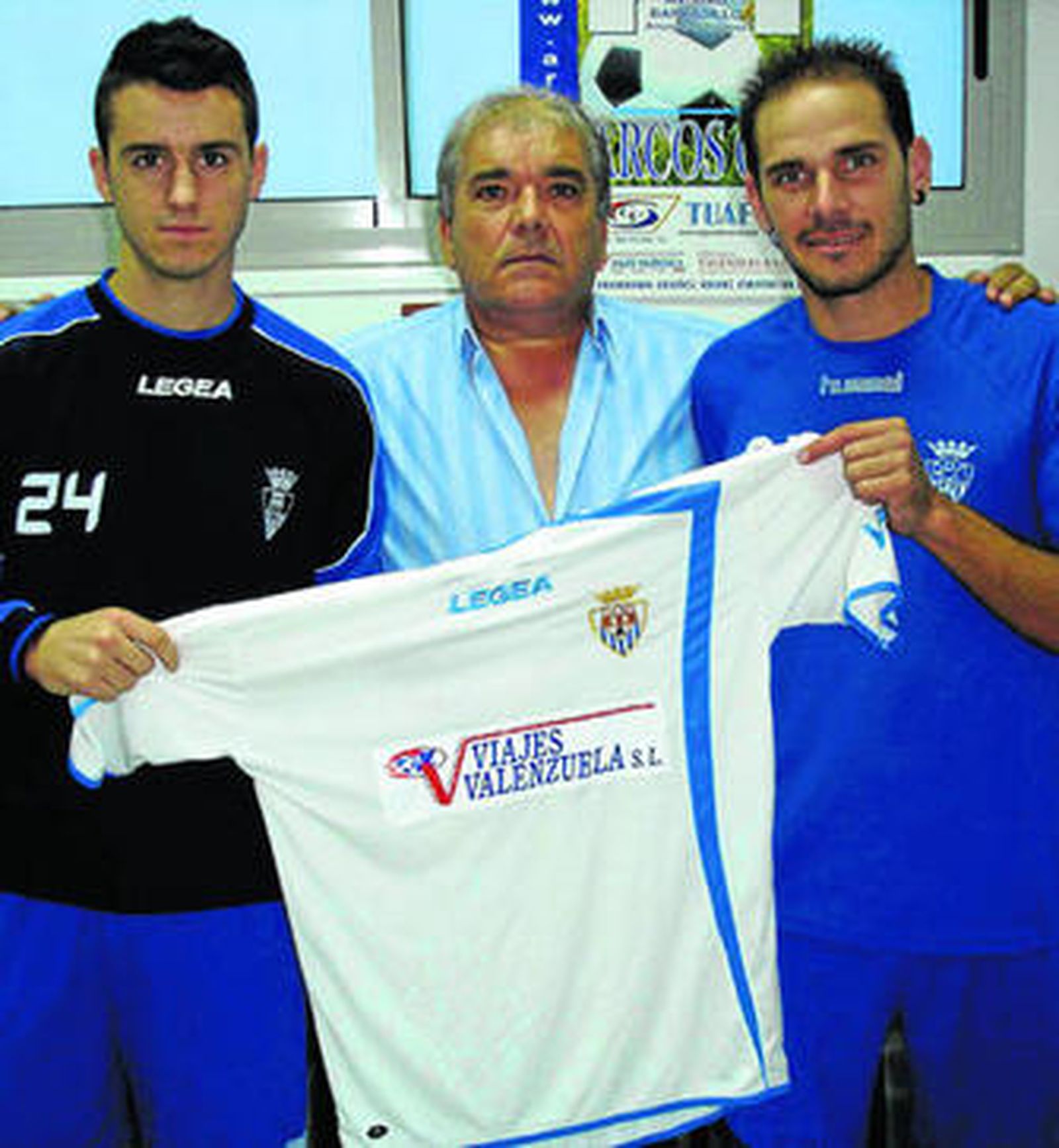 Ciri y Sierra flanquean a Antonio Gallardo, presidente del Arcos.