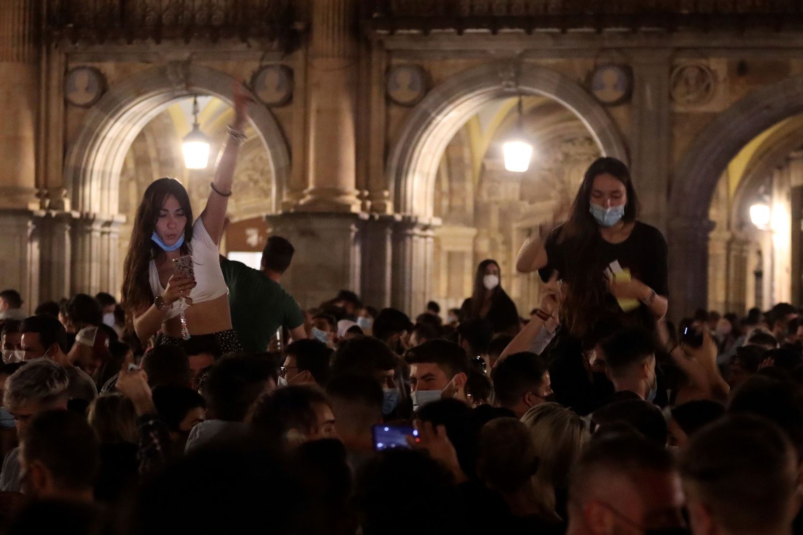 Muchedumbres en la Plaza Mayor de Salamanca tras el fin del estado de alarma.