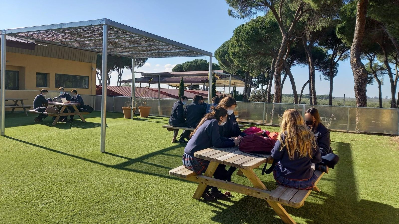 Alumnos del CBS estudiando al aire libre.
