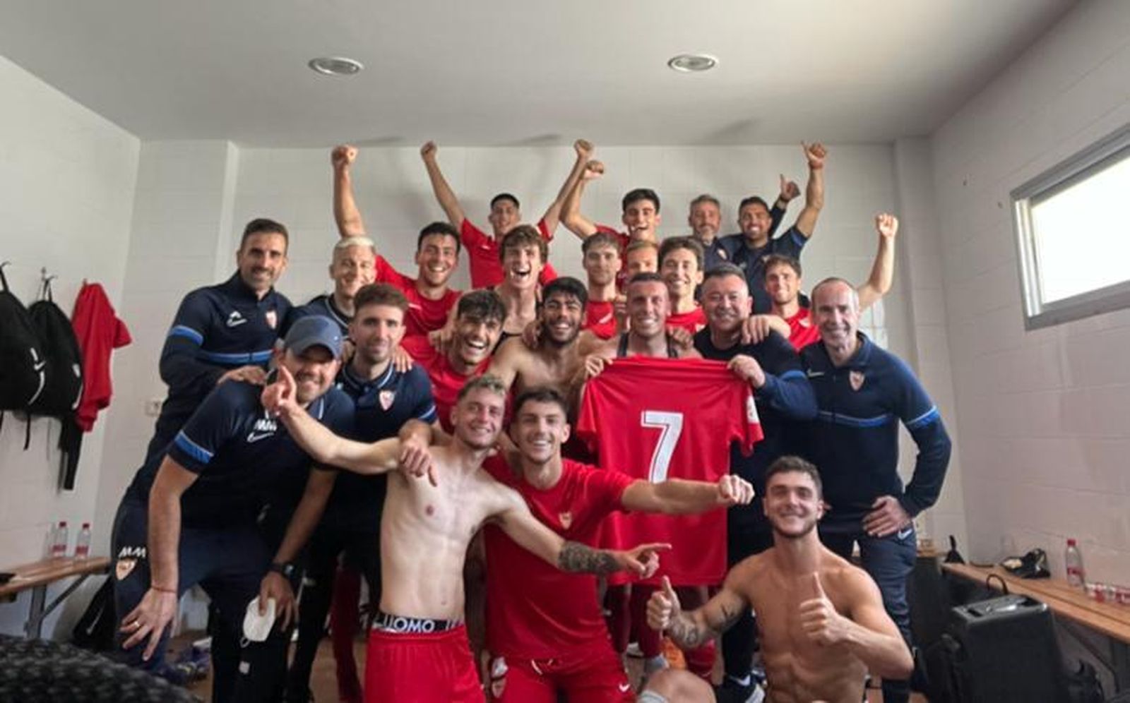 Los jugadores del Sevilla C celebran su último triunfo en Conil de la Frontera.