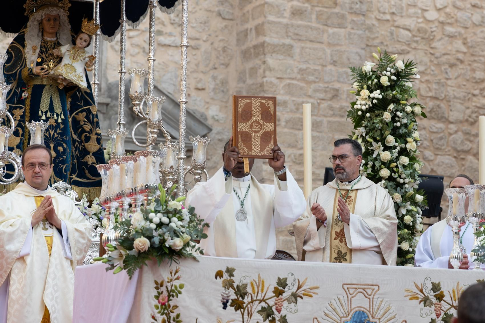 Santa Ana, patrona de Torredelcampo, recibe el bastón de mando como Alcaldesa Perpetua.
