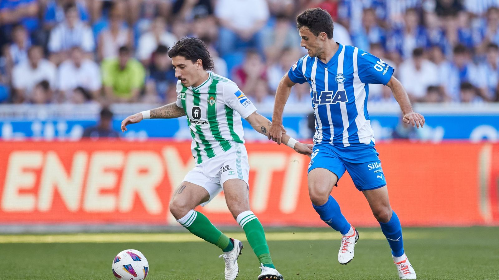 Bellerín trata de zafarse de la presión de un rival.