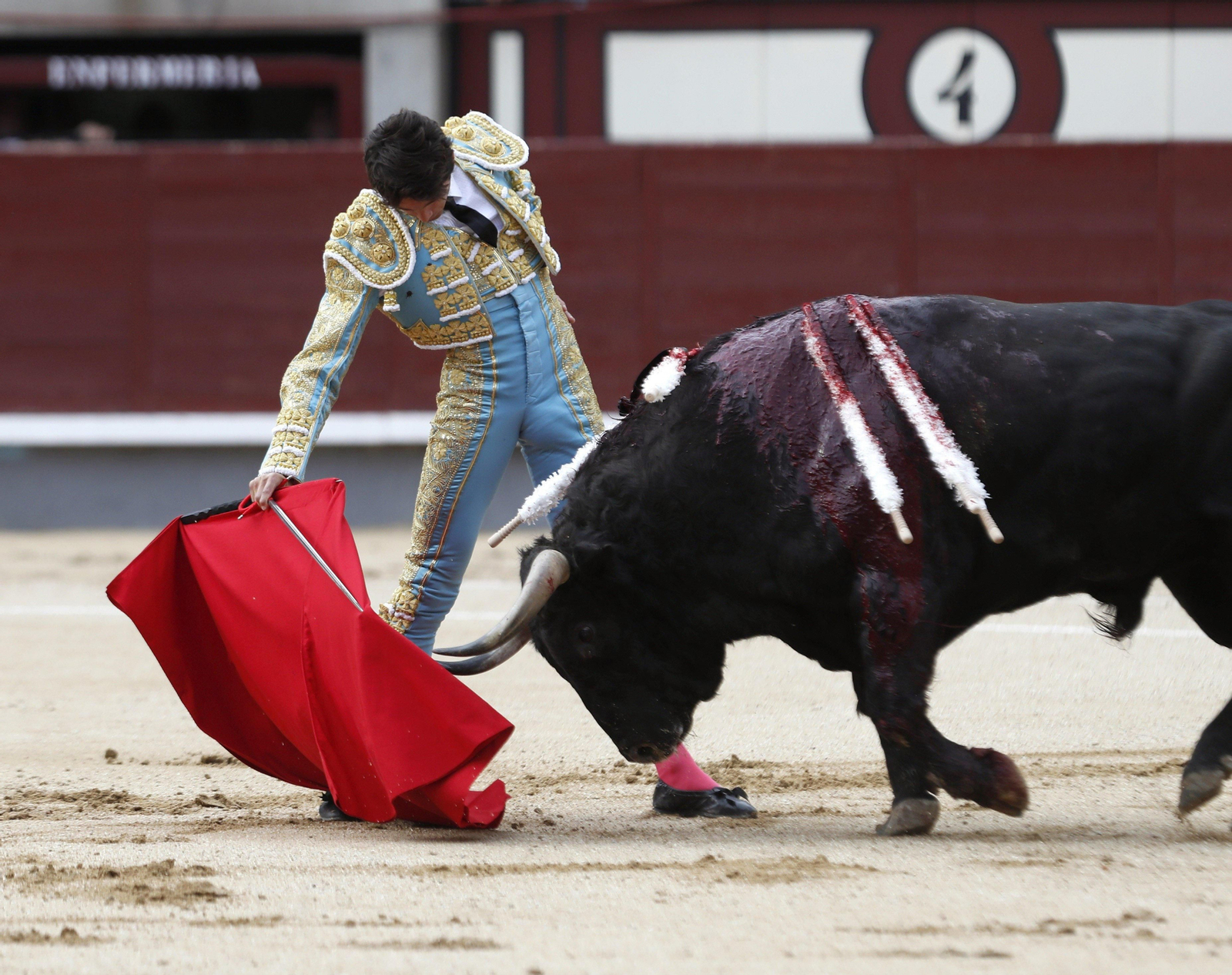 Sebastián Castella, en un derechazo de mano baja al encastado 'Hebreo' de Jandilla.