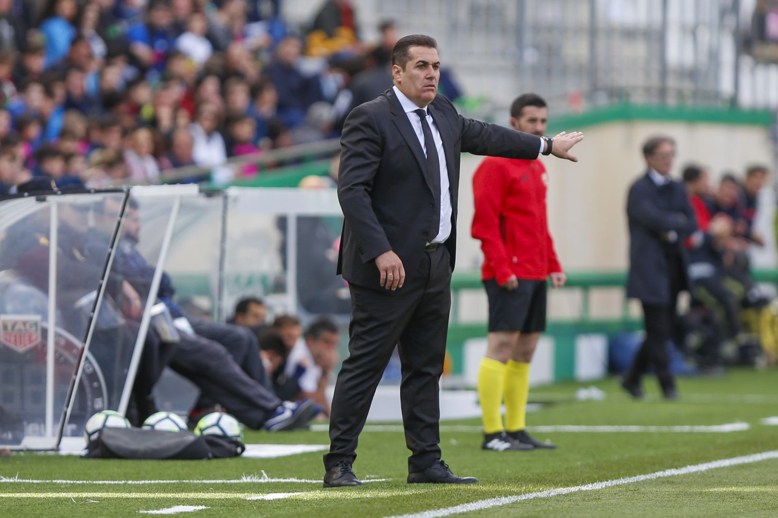 Sandoval da indicaciones a sus jugadores durante el partido de ayer.