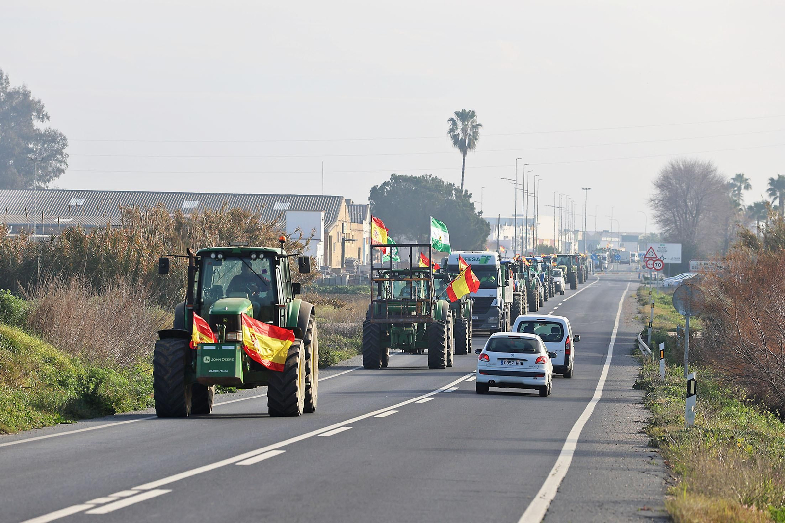 Las imágenes de la tractorada de los agricultores de Huelva este martes