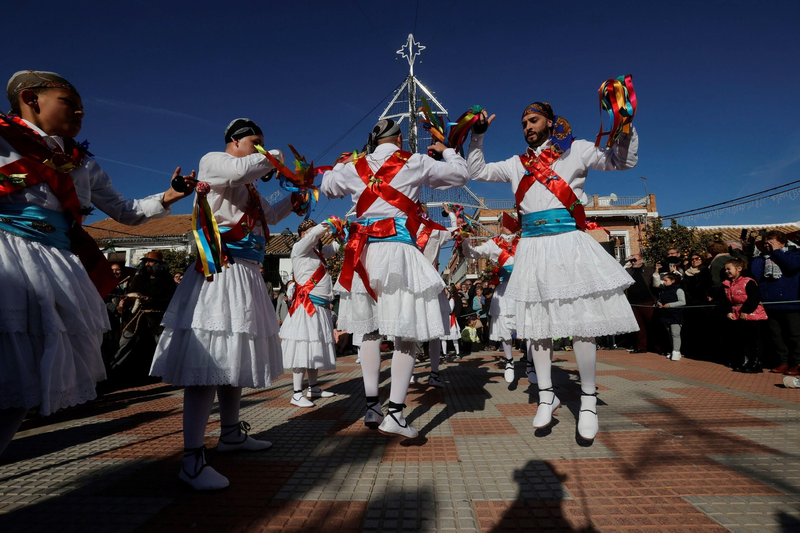 La Danza de los Locos y el Baile del Oso de Fuente Carreteros, en imágenes