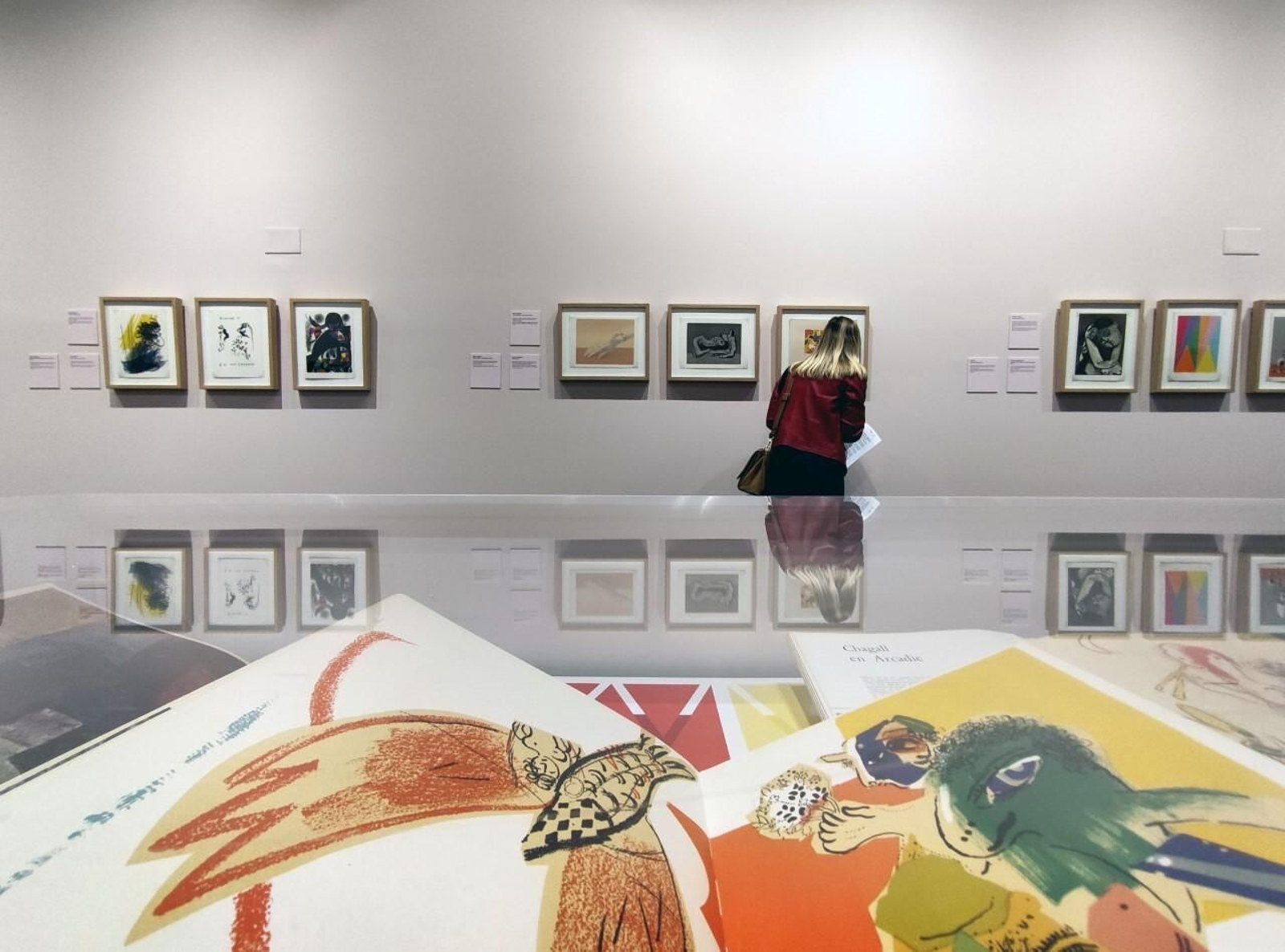 Una visitante de la Colección Museo Ruso de Málaga observa las obras de la muestra inaugurada este miércoles.