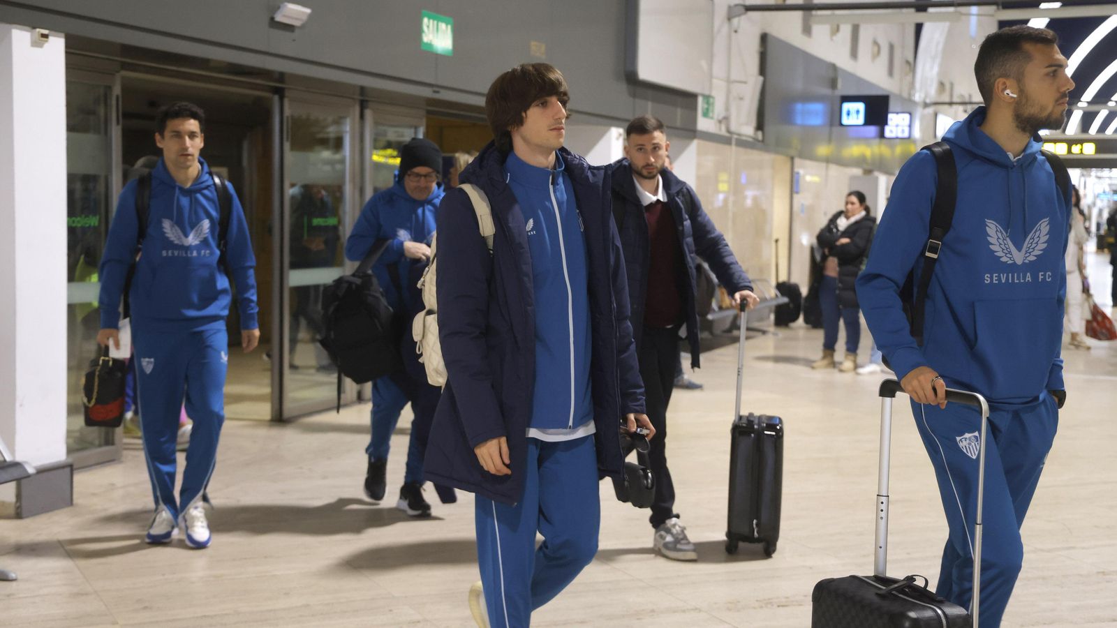 Joan Jordán, Bryan Gil, que tenía 5 años en 2006, y Jesús Navas, que sí jugó aquella final, rumbo a Eindhoven.