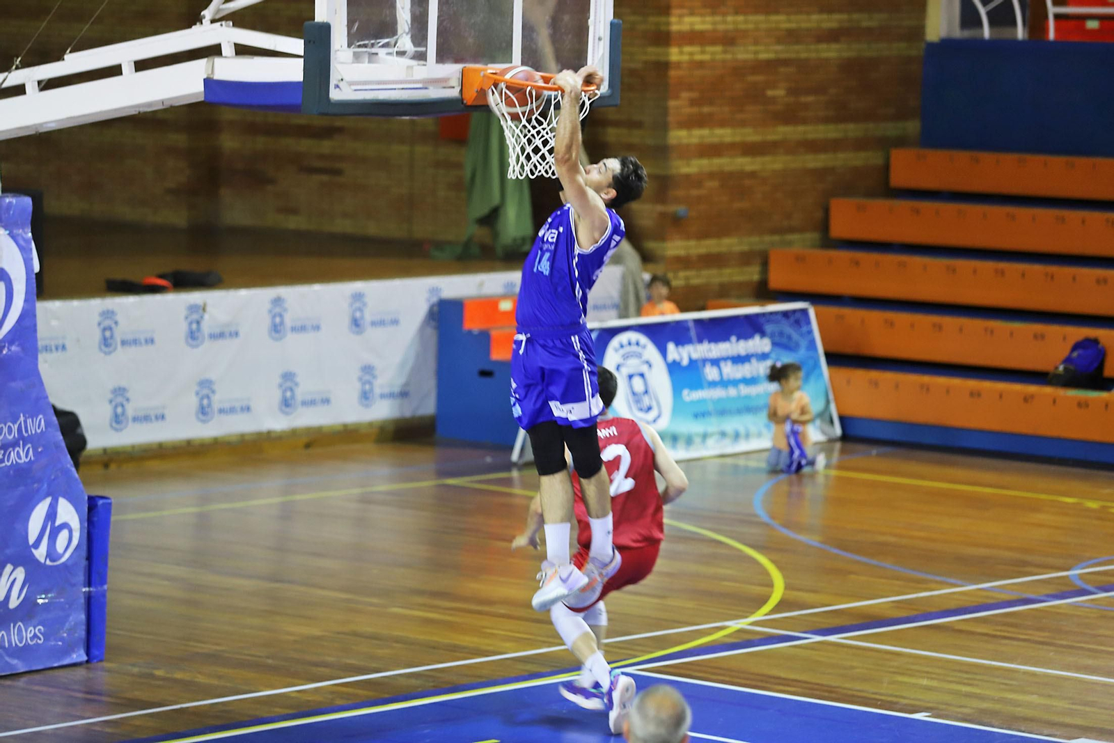 Imágenes del partido de baloncesto entre el Ciudad de Huelva y el Colegio El Pinar.