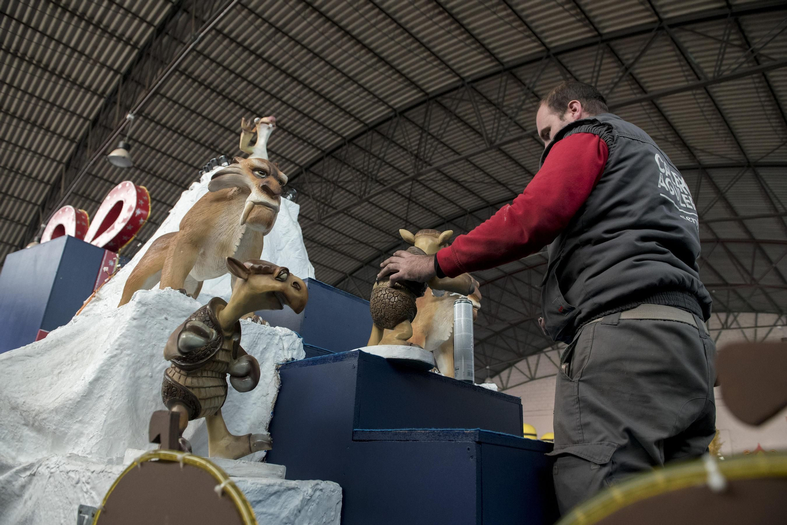 últimos detalles a las carrozas.