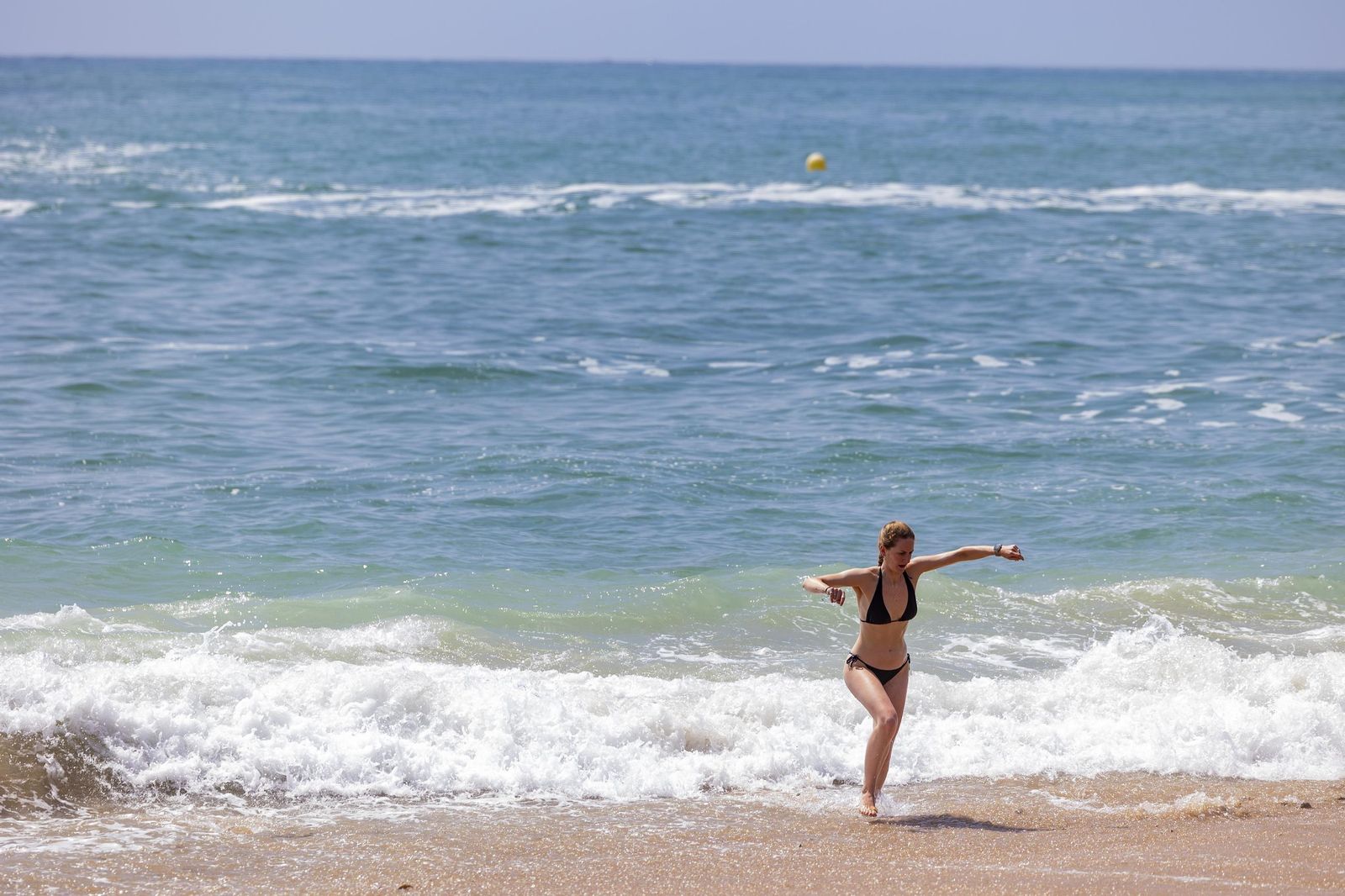 Las imágenes de la playa de los Caños tras el fuerte oleaje