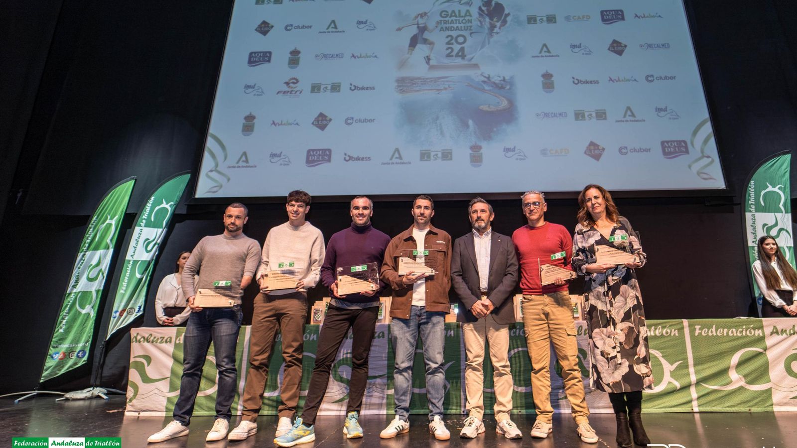 Varios componentes del club roquetero reciben su premio durante la Gala del Triatlón Andaluz celebrada la semana pasada en El Ejido.