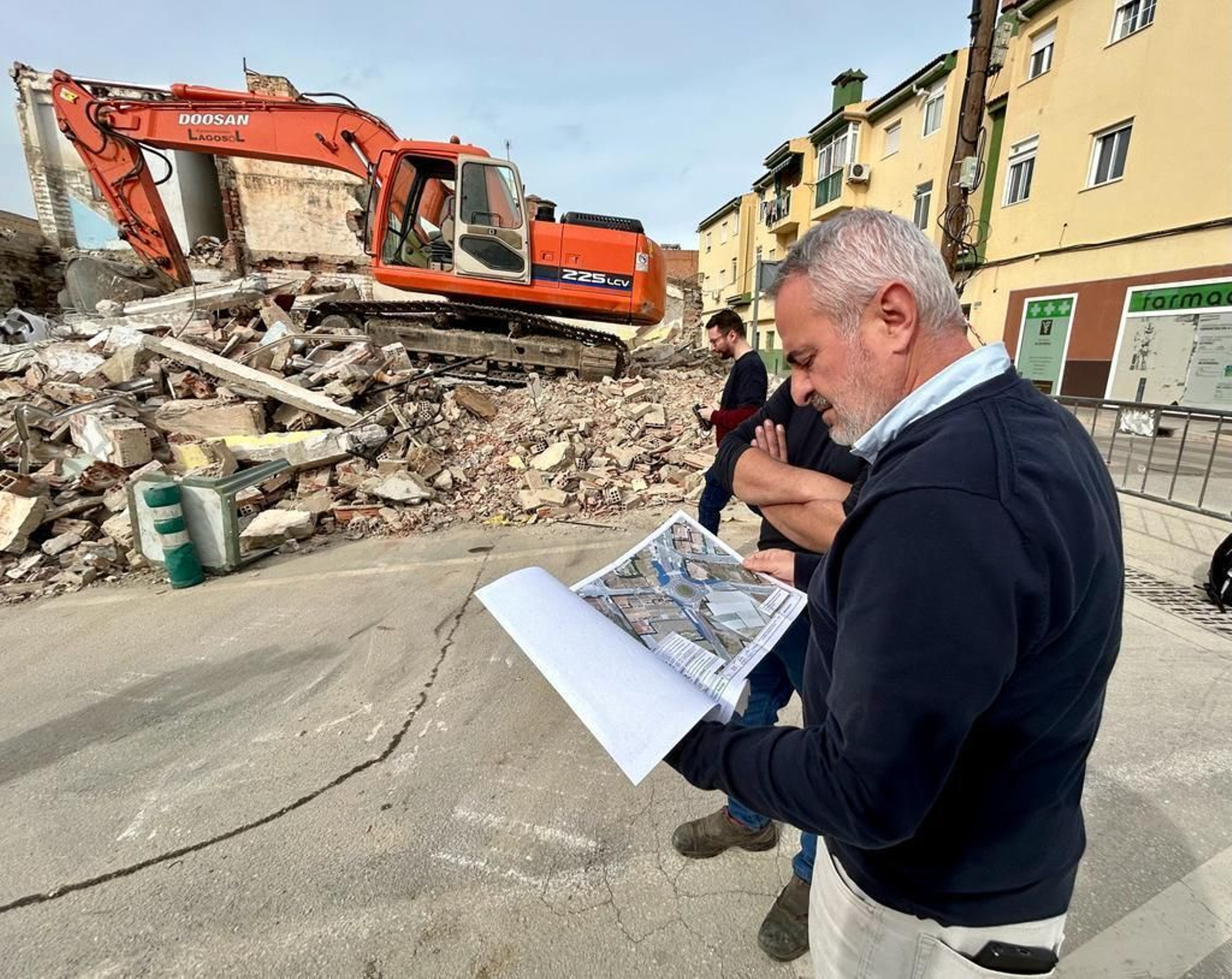 El concejal de Infraestructuras, Jesús María Claros, en la construcción de la rotonda en Camino de Algarrobo El concejal de Infraestructuras, Jesús María Claros, en la construcción de la rotonda en Camino de Algarrobo