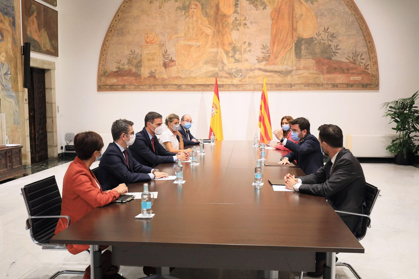 El presidente del Gobierno, Pedro Sánchez, y el de la Generalitat, Pere Aragonès, en el Palau de la Generalitat en Barcelona, junto los ministros y consellers que participaron el miércoles en la mesa de diálogo sobre Cataluña.