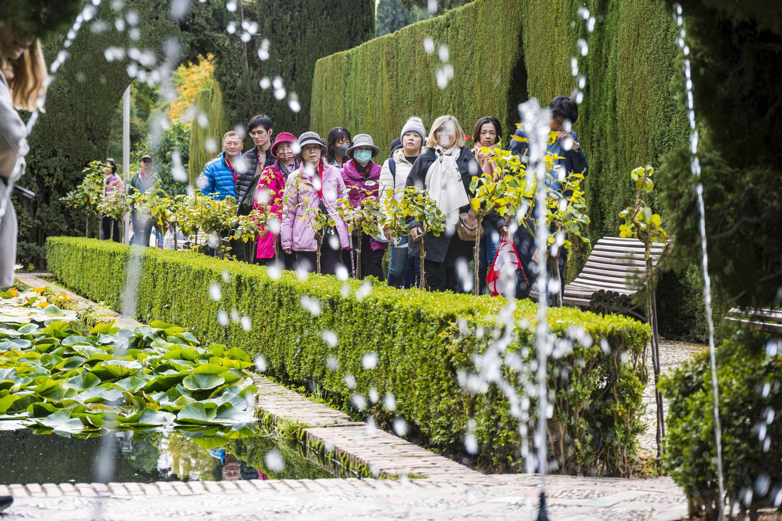 Un grupo de turistas visita la Alhambra de Granada