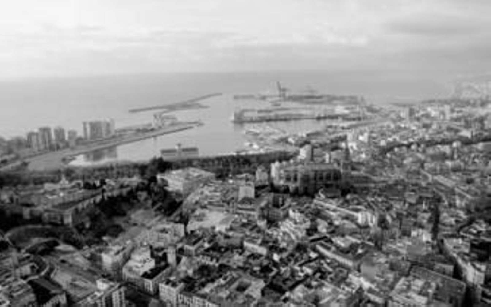 Vista aérea del centro de Málaga y del puerto.