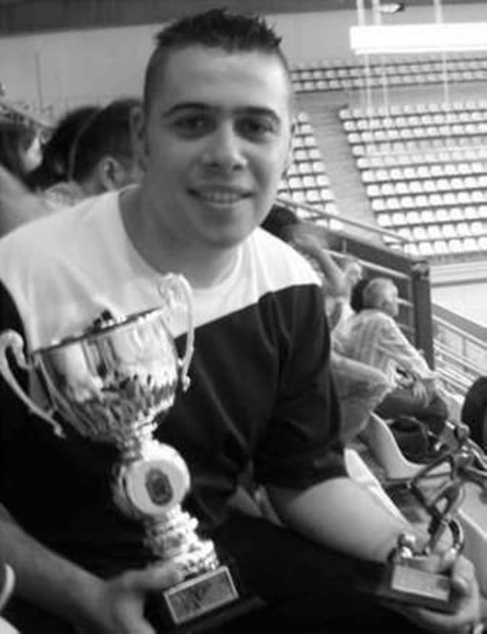 1. Óscar Almida, emigrante linense de tercera generación y uno de los actuales promotores del Balona Linense en Lugo. 2. La formación del equipo albinegro que se proclamó campeón de la Liga Recreativa. 3. El escudo del Balona Linense, diseñado hace ya dos décadas por Andrés Almida cuando creo la entidad empujado por la añoranza. 4. Otra formación del equipo gallego, convertido en un trocito de La Línea en la otra punta de España. /Fotos: Cedidas