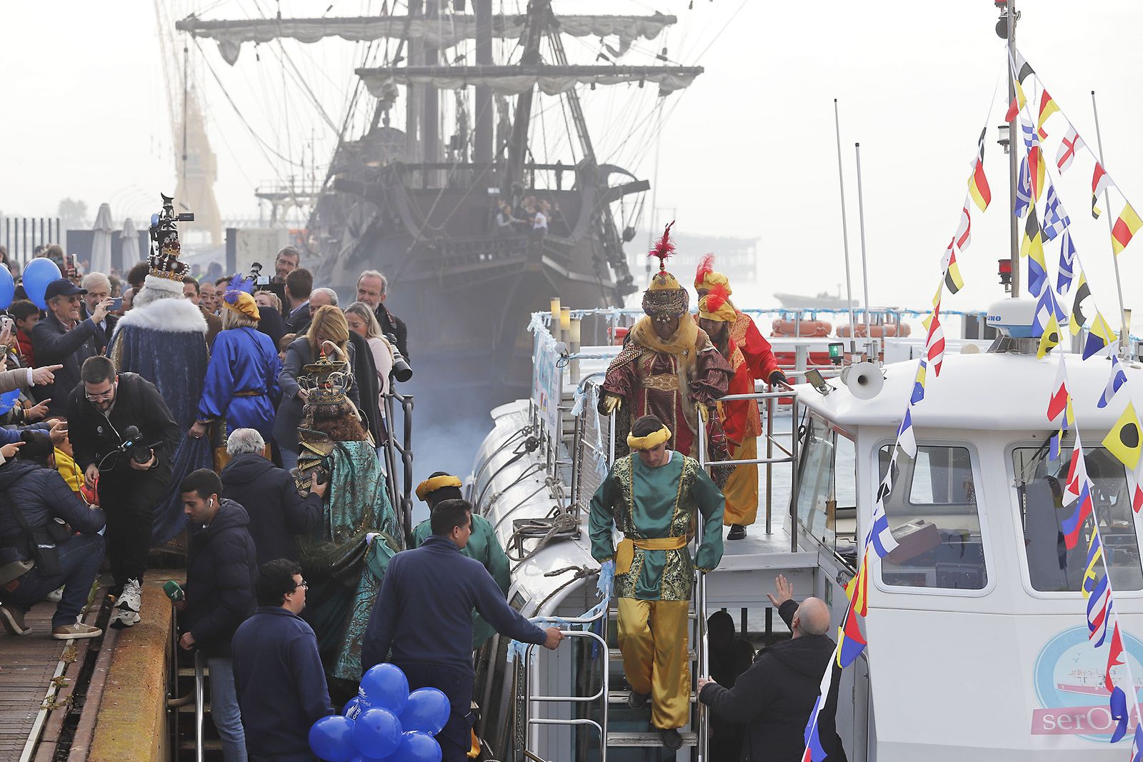 Imágenes de la mágica llegada de los Reyes Magos y la Estrella de la Ilusión a Huelva en barco