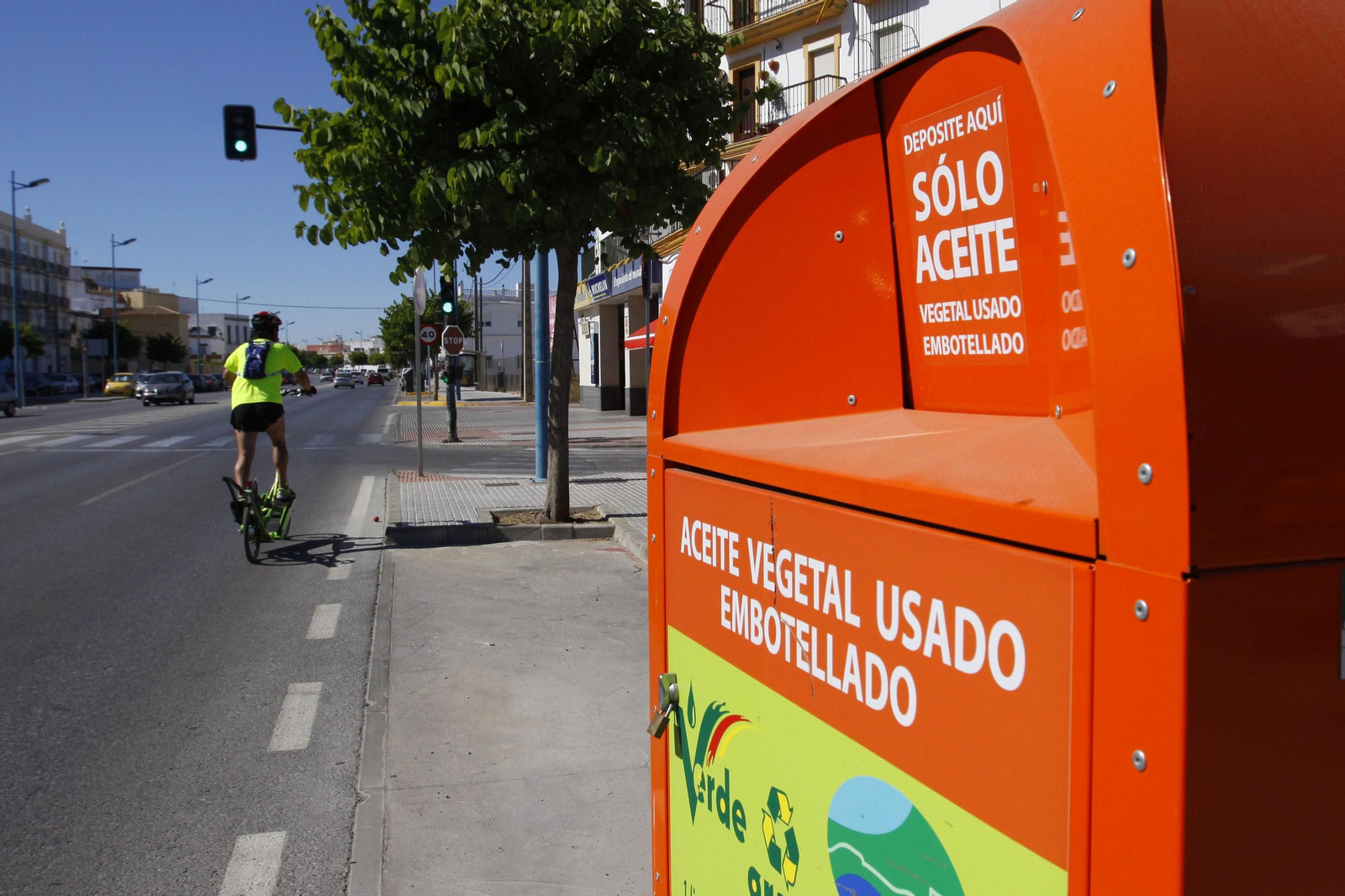 Contenedor de reciclaje de aceite en una localidad andaluza
