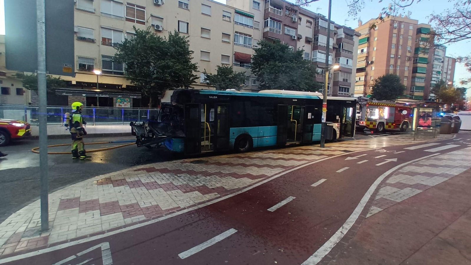 Cuerpo de bomberos sofocando el incendio de un autobus de la EMT