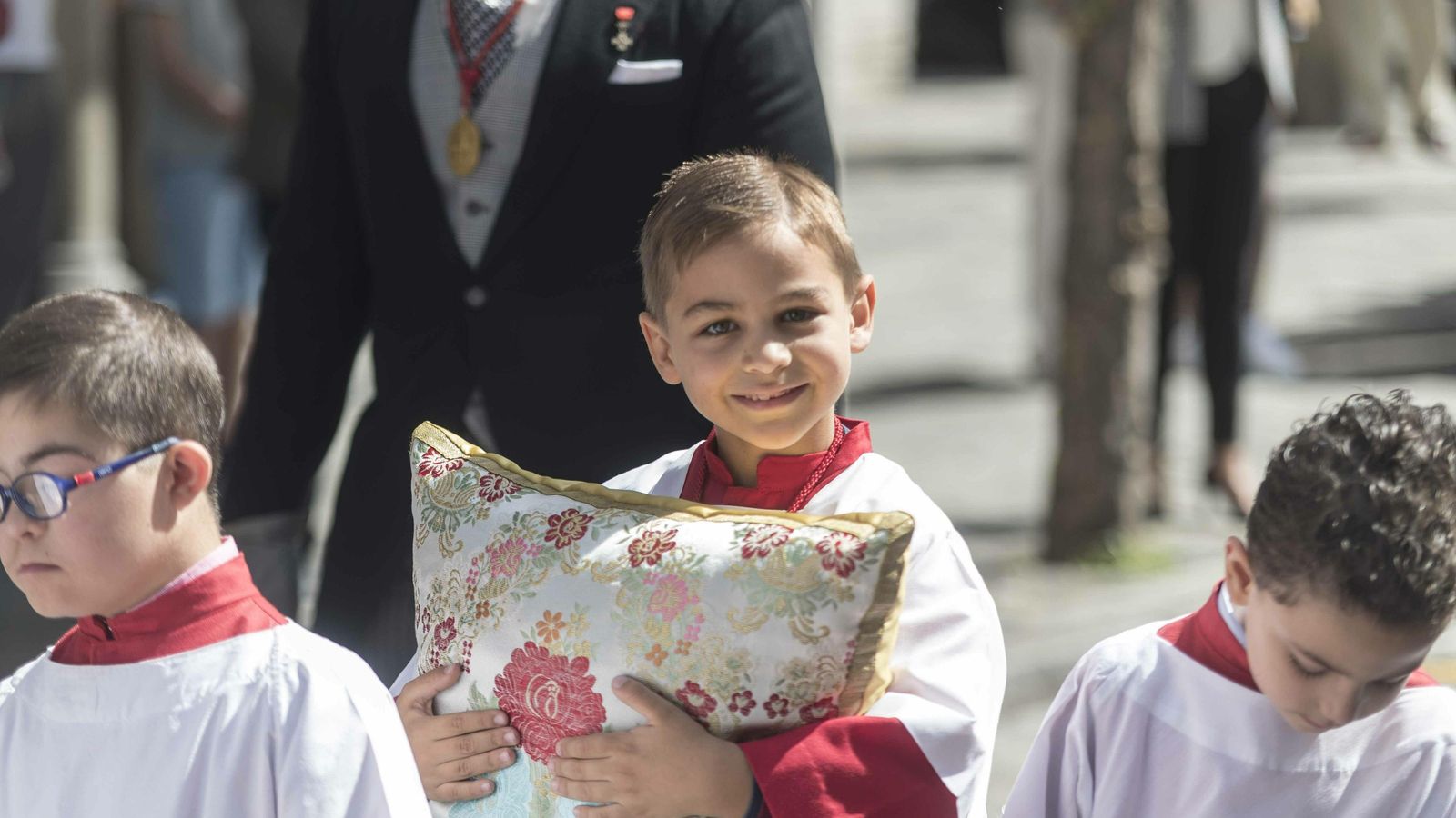 Tres de los monaguillos que participaron en la procesión