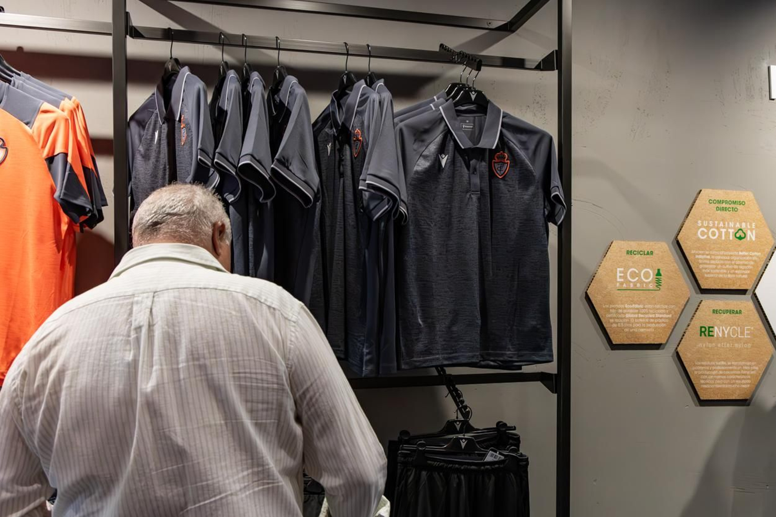 Así son las nuevas camisetas y la nueva tienda del Real Jaén, en imágenes