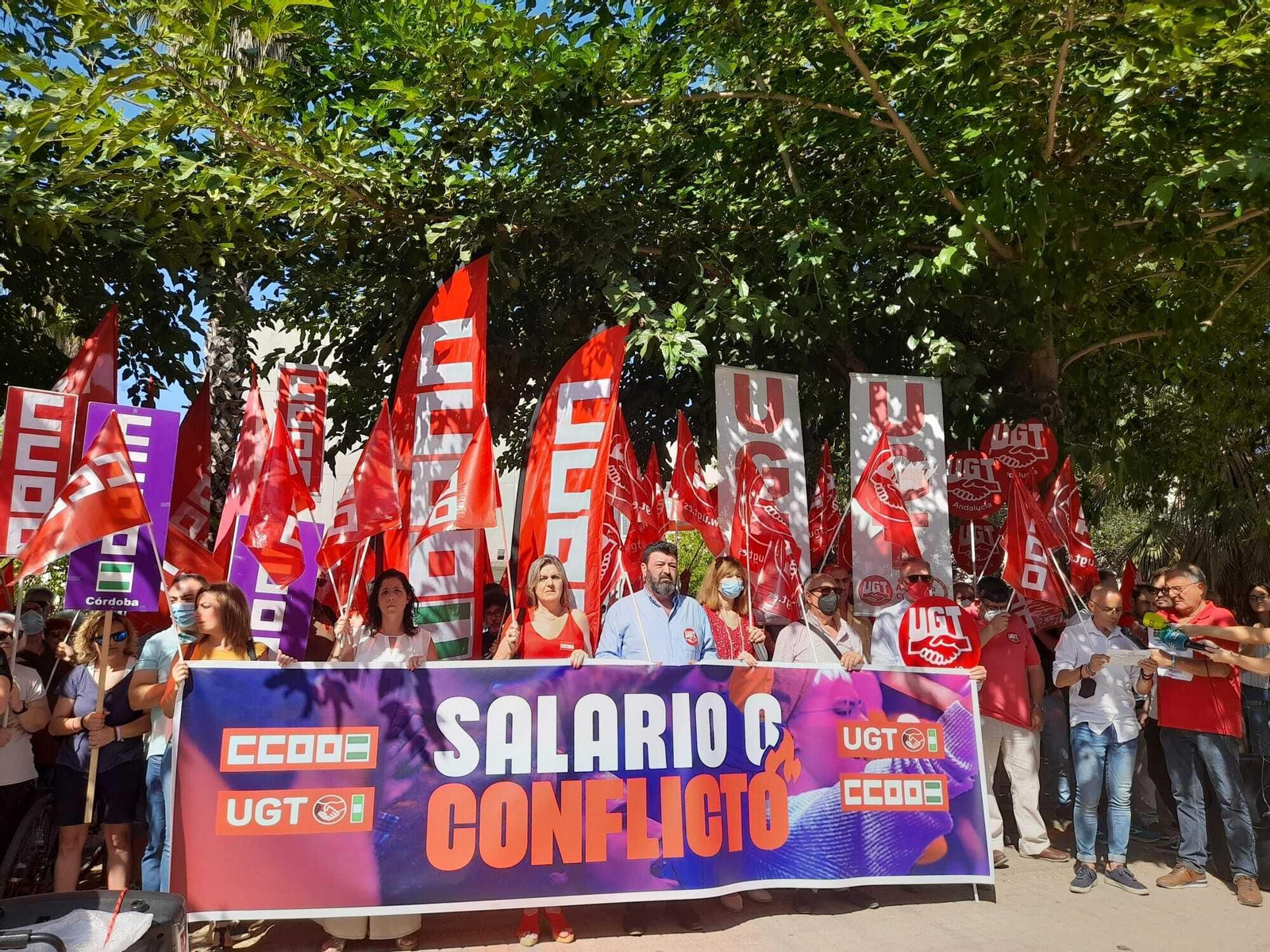Concentración de los sindicatos ante la sede de CECO en Córdoba.
