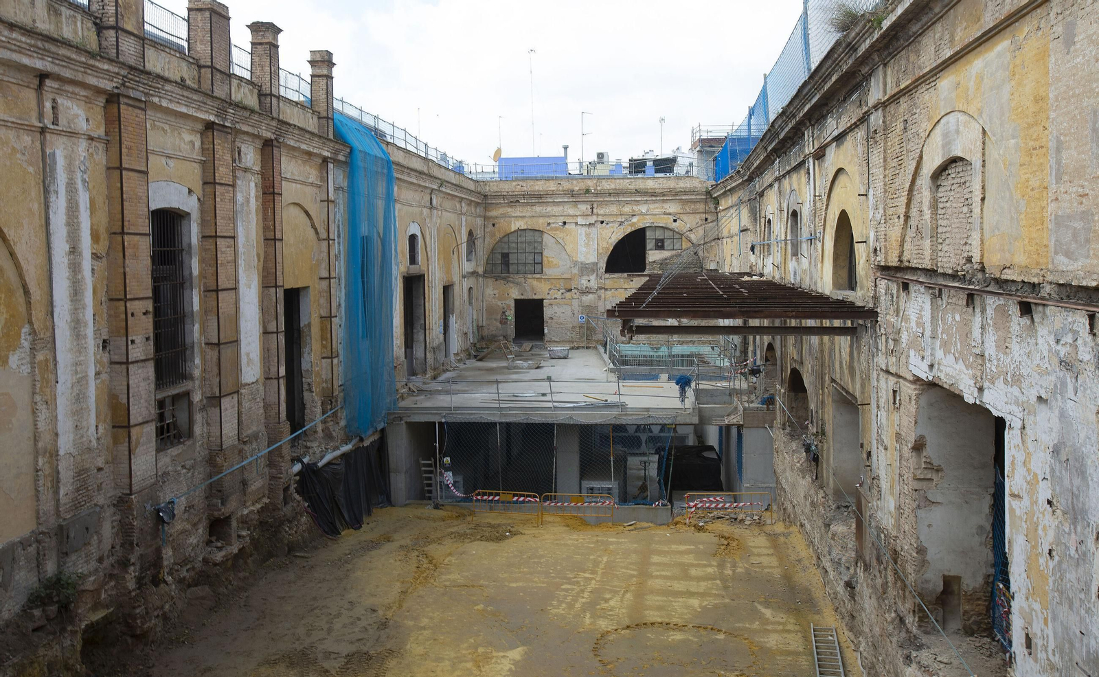 Los restos romanos aparecieron en los espacios conocidos como el Patio de Crisoles, cubierto por el albero; y la Nave de Fundición, a la derecha.