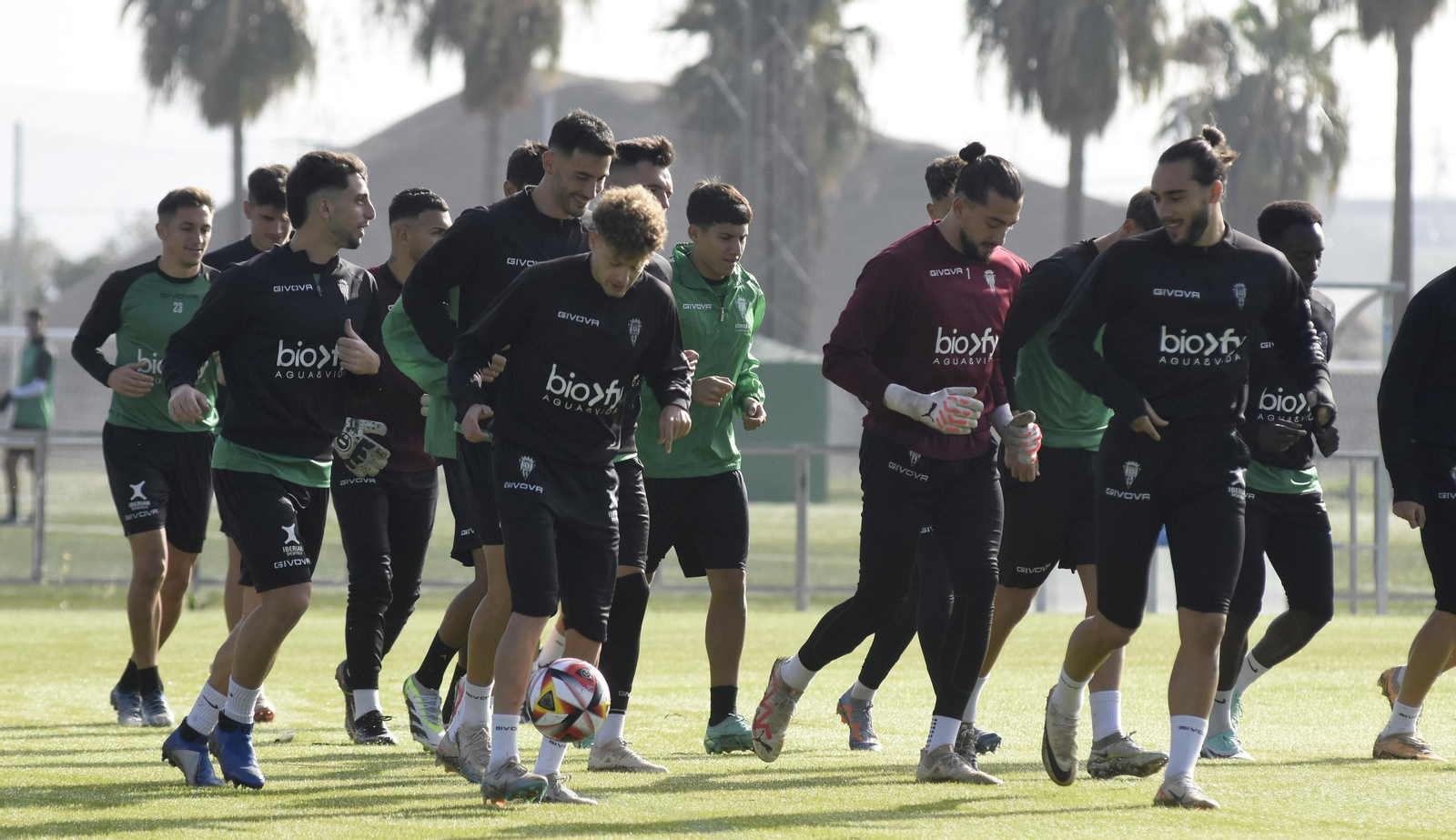Los jugadores del Córdoba CF se ejercitan en la Ciudad Deportiva.