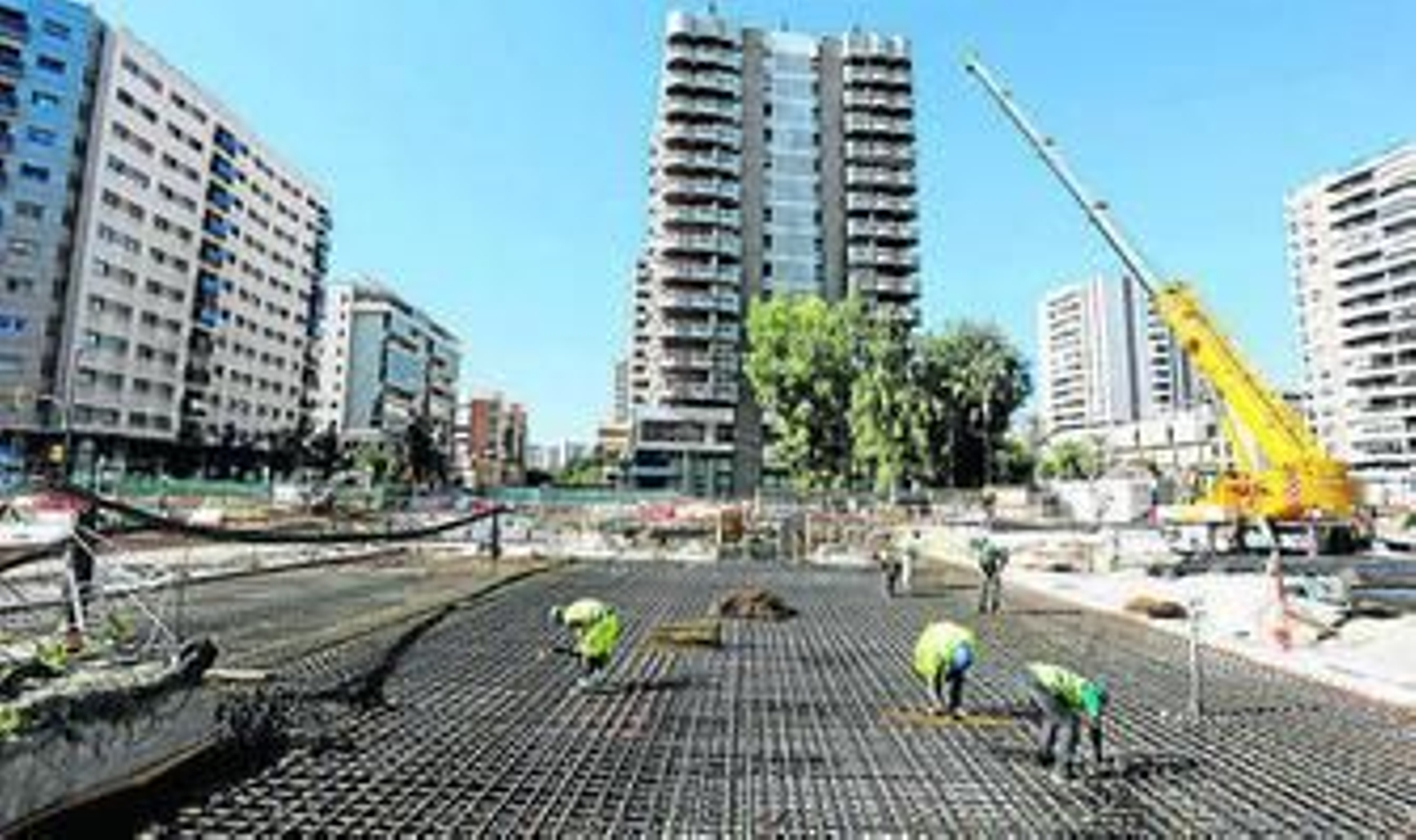 Cuatro obreros, en los trabajos de demolición del acerado del vial de servicio de la Avenida de Andalucía.