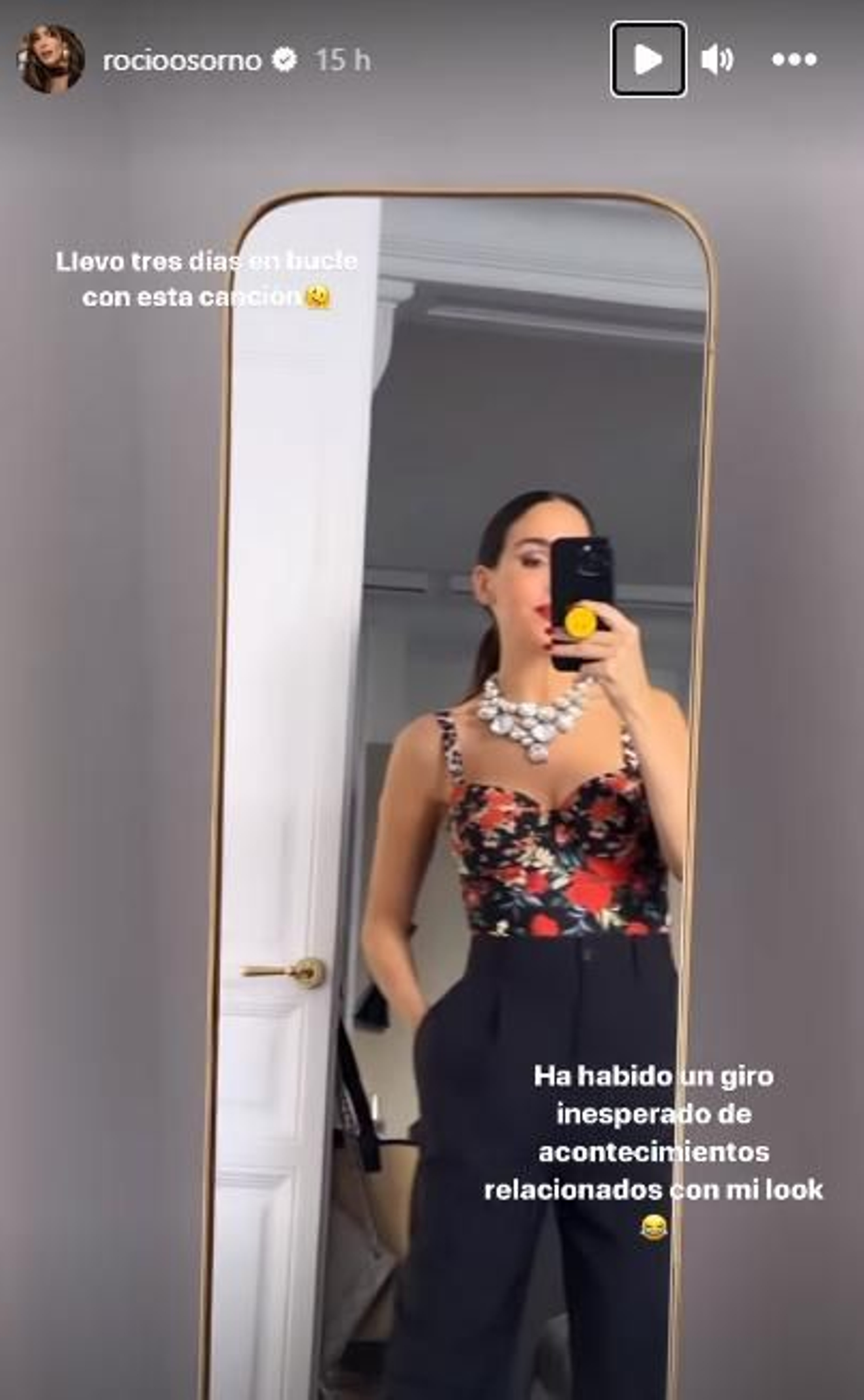 Rocío Osorno con un total look de bañador y pantalones negros.