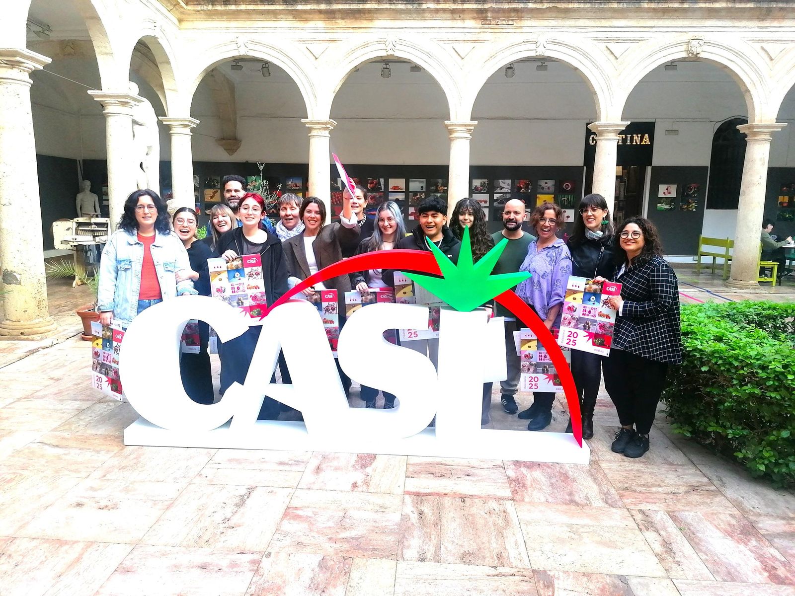 Representantes de CASI, Escuela de Arte y los alumnos premiados y autores de las fotografías del calendario.