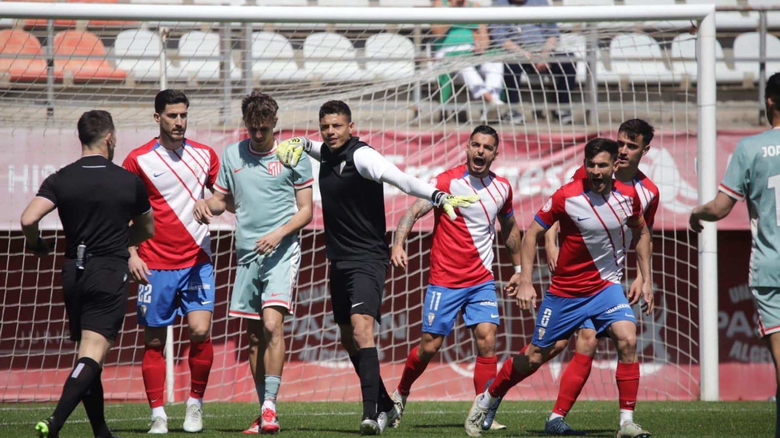 Lucho celebra el penalti fallado por Niño.