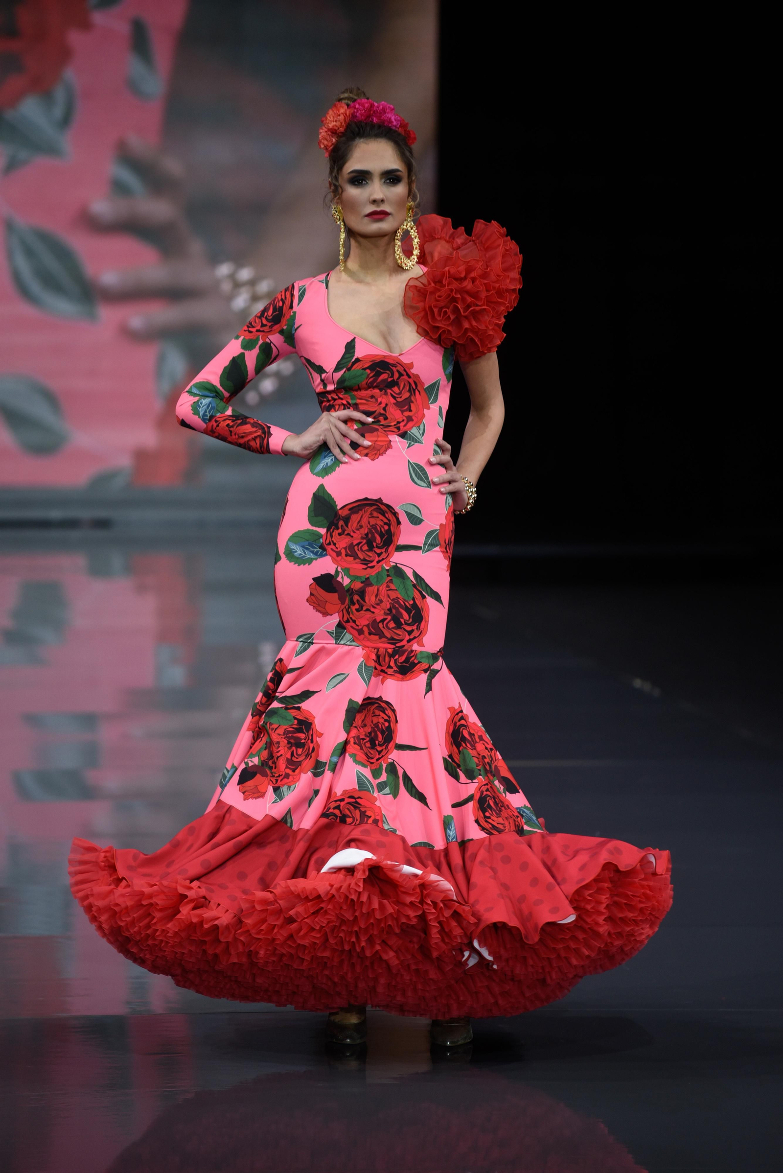 El desfile de Rosa Pedroche en SIMOF 2023, todas las fotos