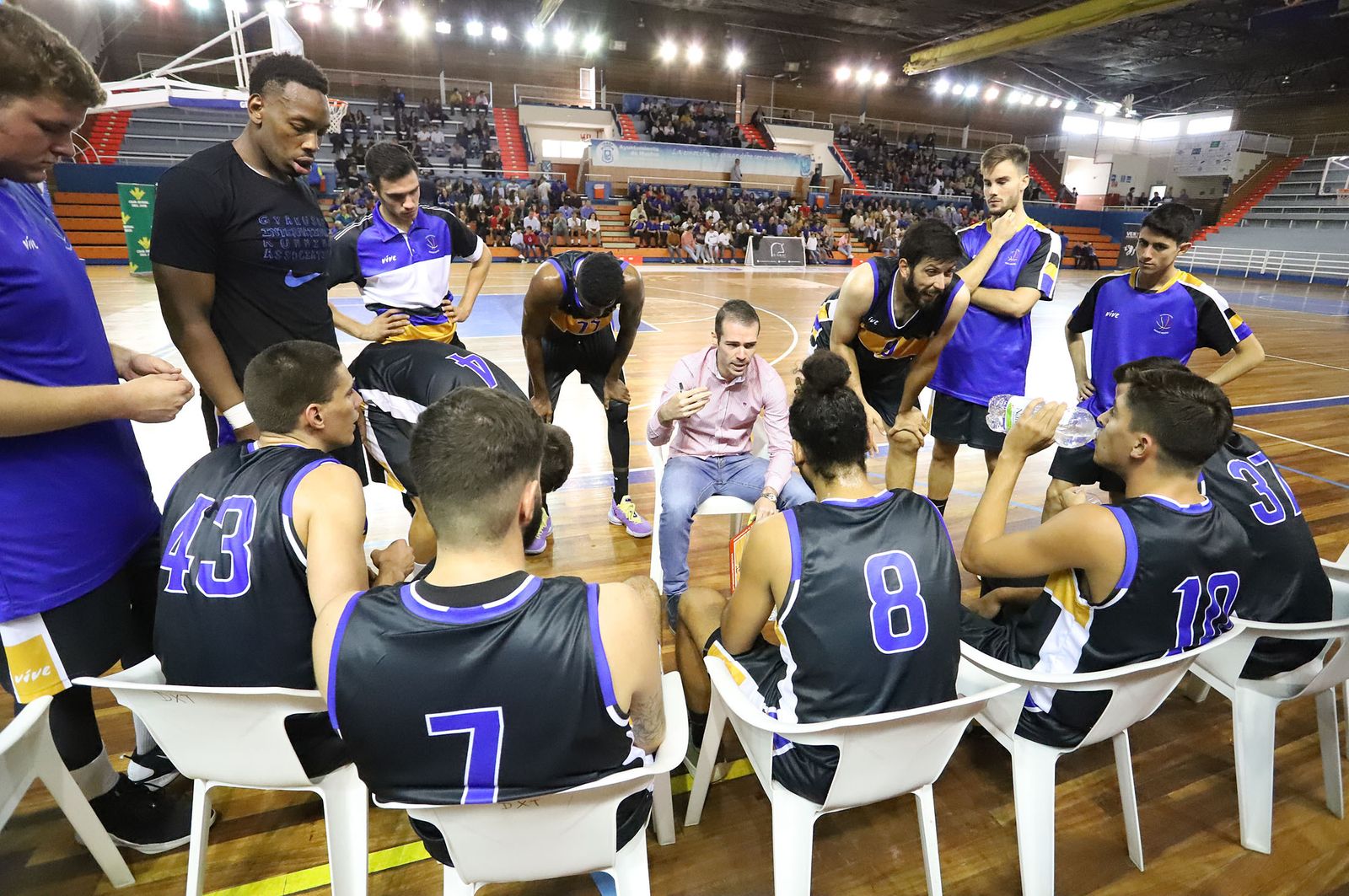 Antonio Quintero da instrucciones a sus jugadores